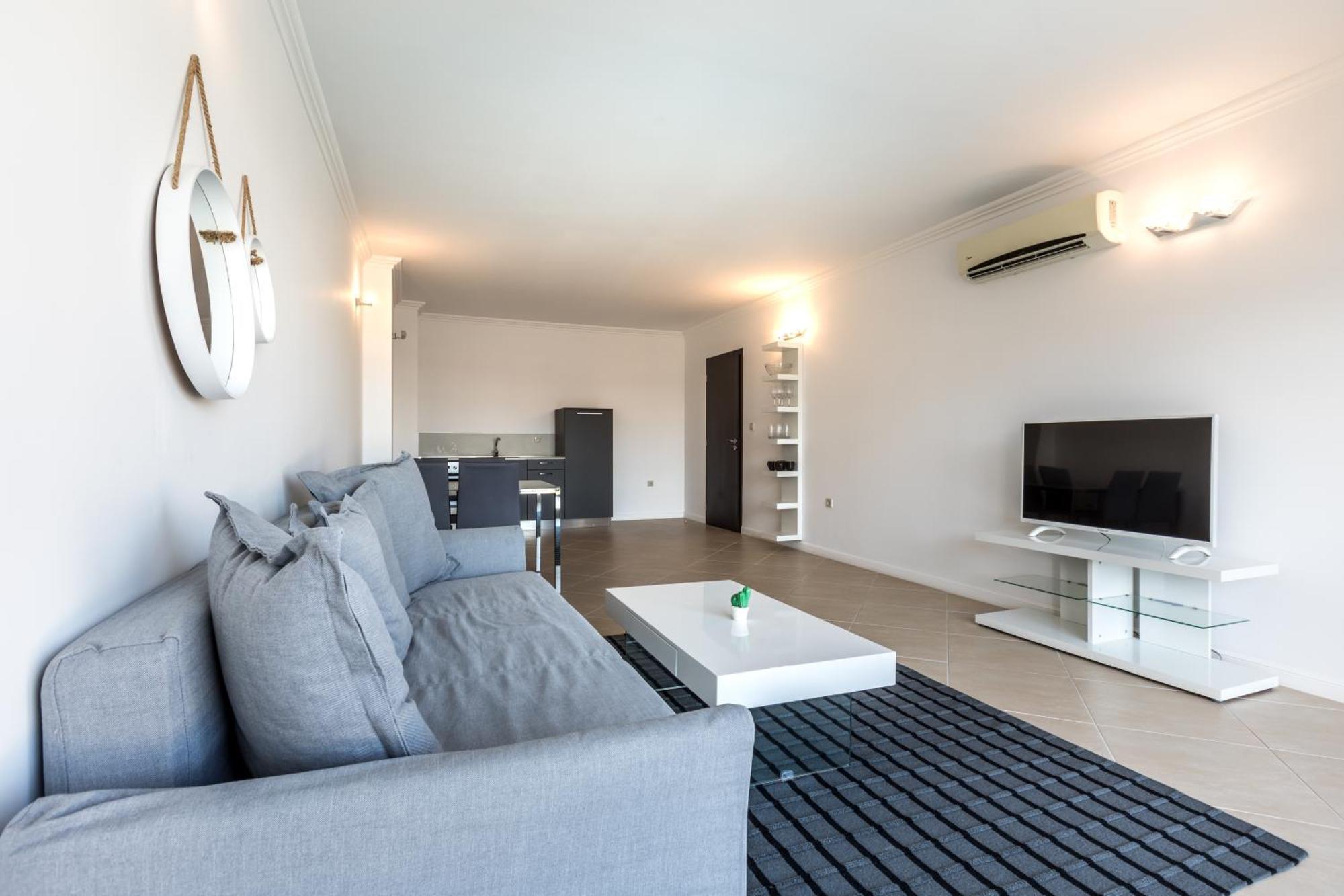 Apartment mit seitlichem Meerblick
