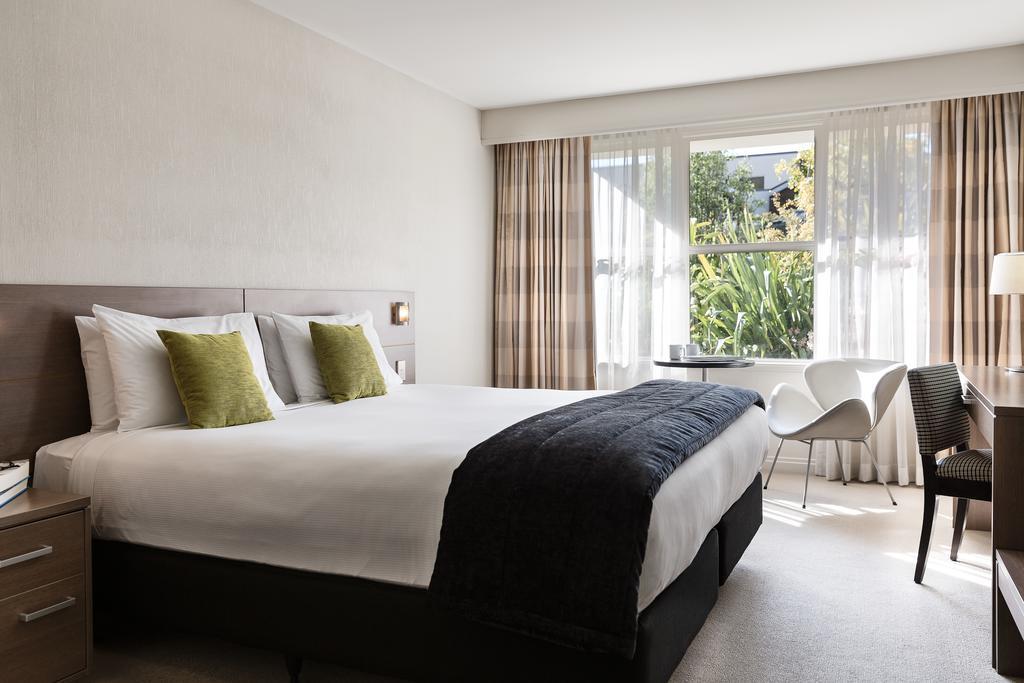 Standard Zimmer mit Kingsize-Bett und Gartenblick