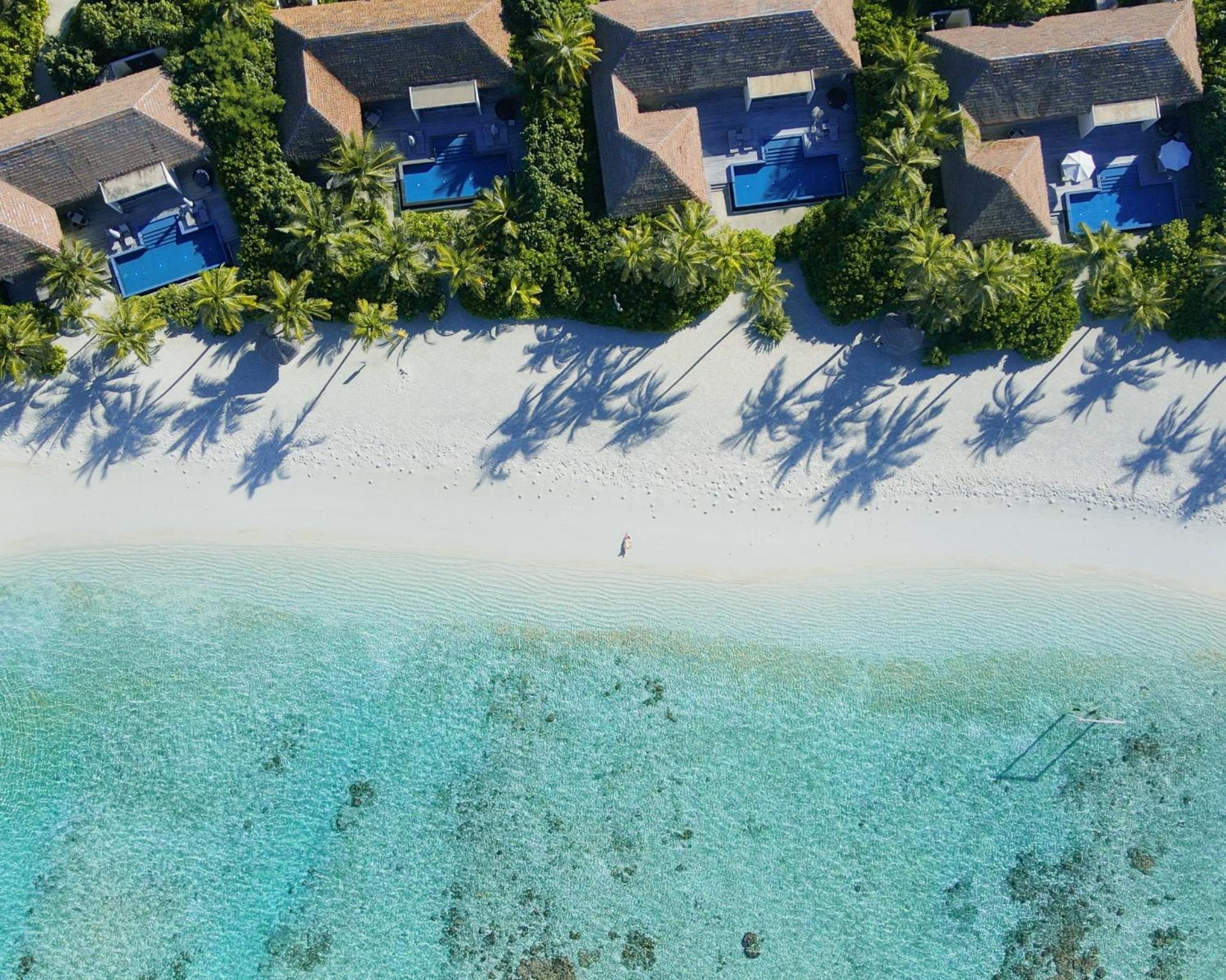 Strandvilla mit 2 Schlafzimmern mit Blick auf den Sonnenuntergang, eigenem Pool, kostenlosem Zugang zur VIP-Lounge des Wasserflugzeugs bei der Ankunft und 50 USD Guthaben für das Spa + Kinder übernachten und essen kostenlos