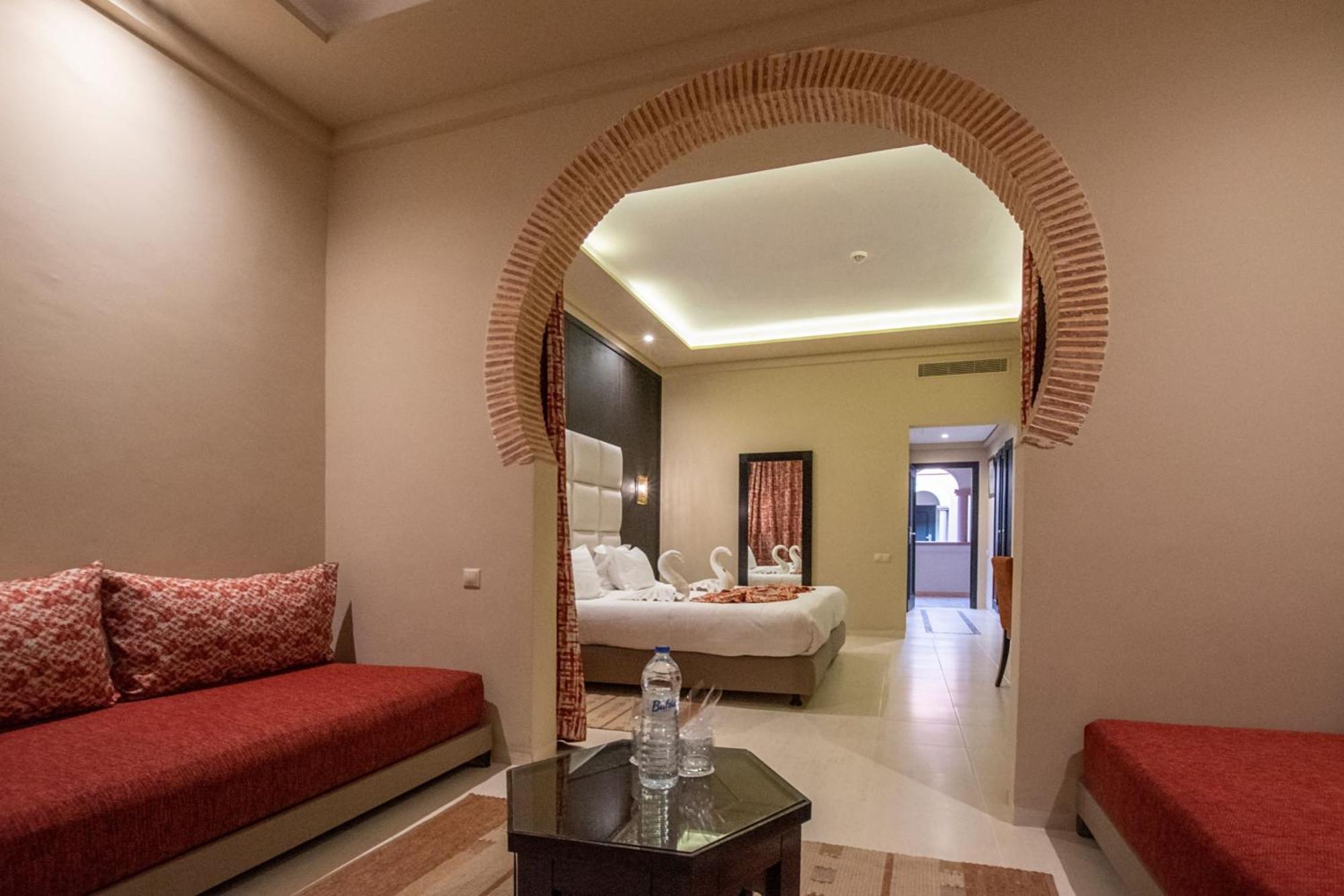 Deluxe-Doppelzimmer mit Schlafsofa am Pool