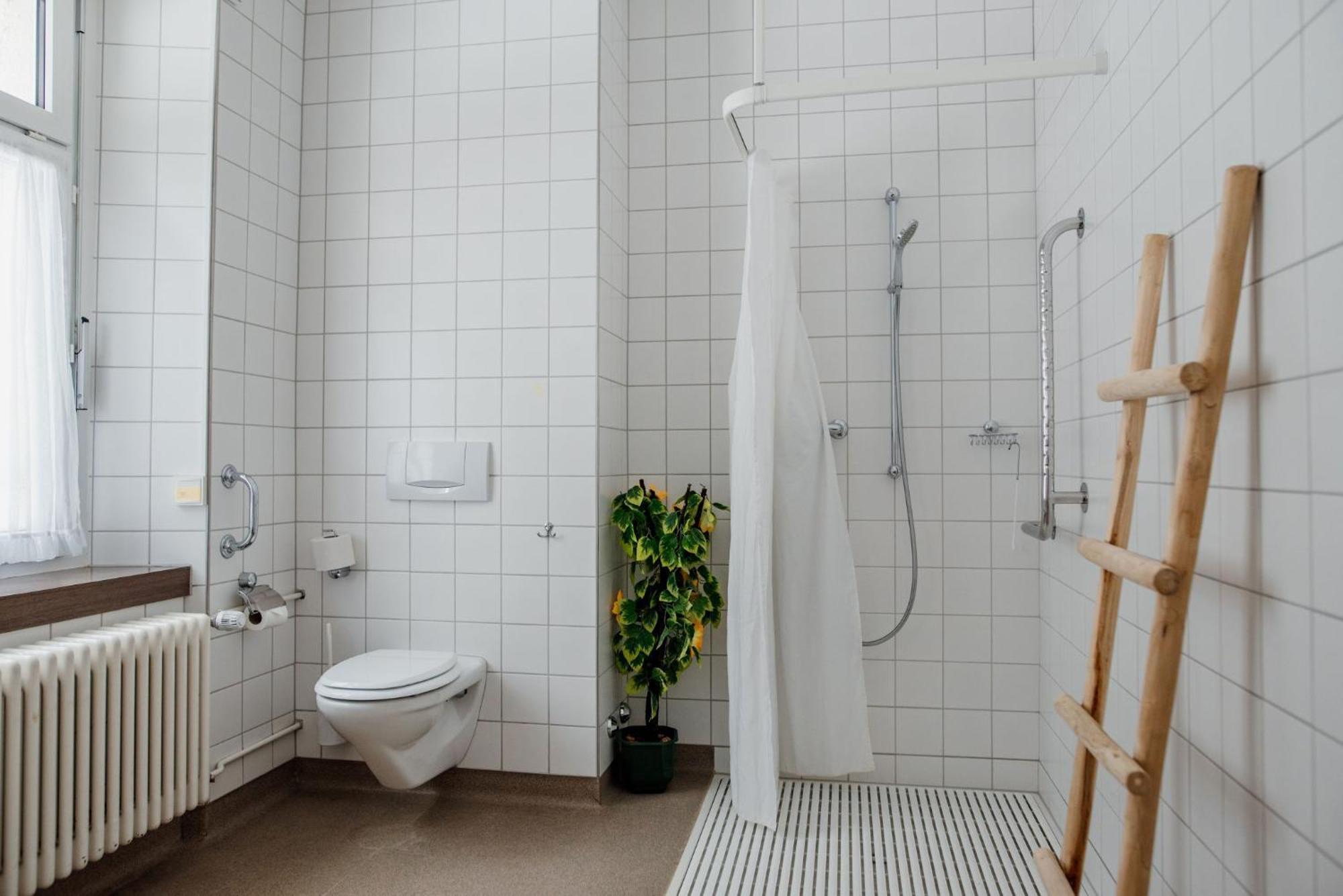 Vierbettzimmer mit Dusche