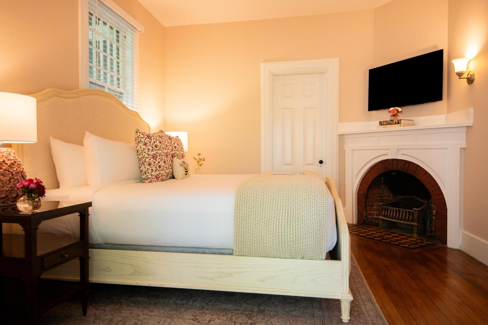 Deluxe King Room 5
