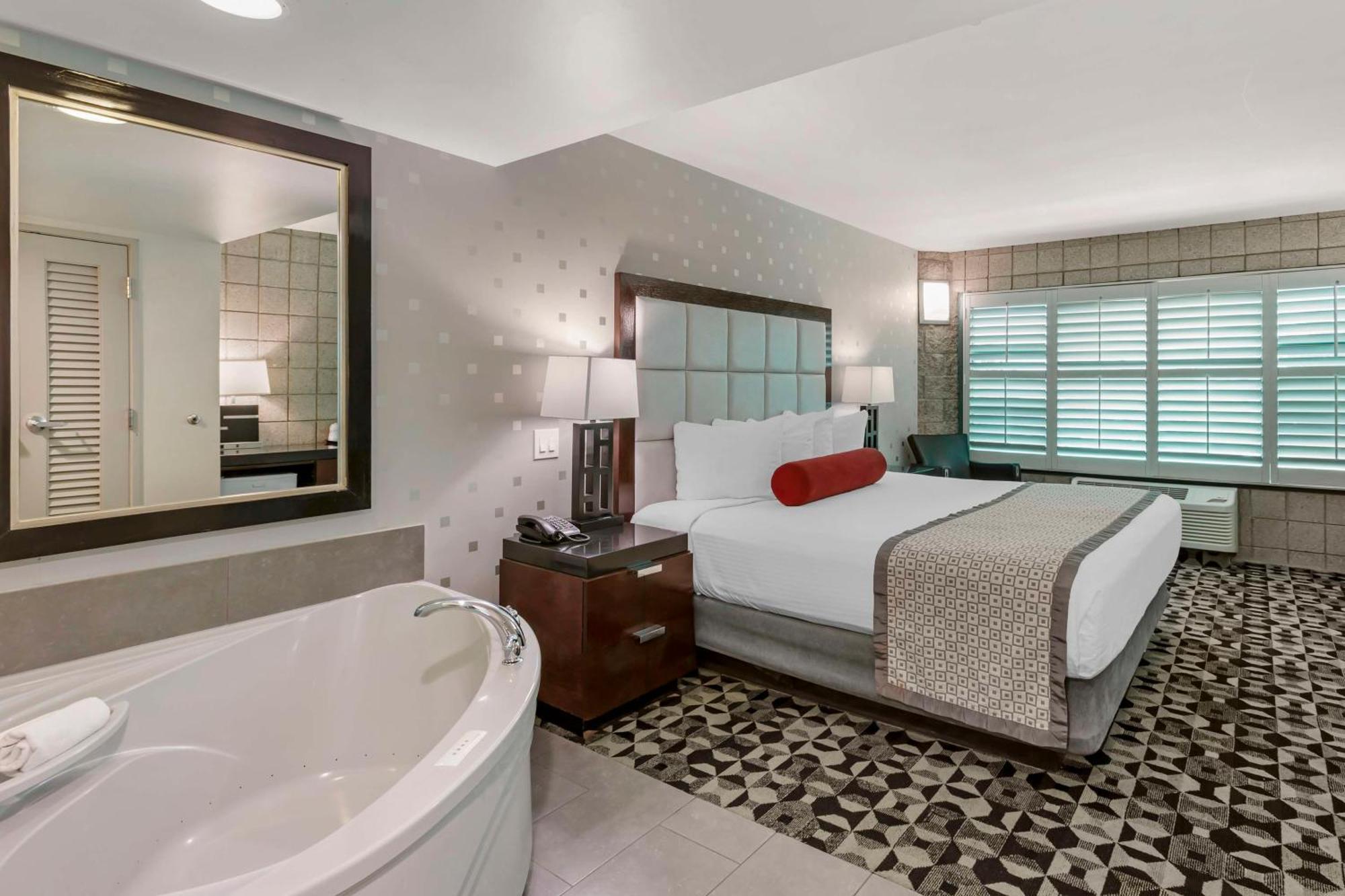 King Suite Spa Bath Living Room Private Patio Non-Smoking