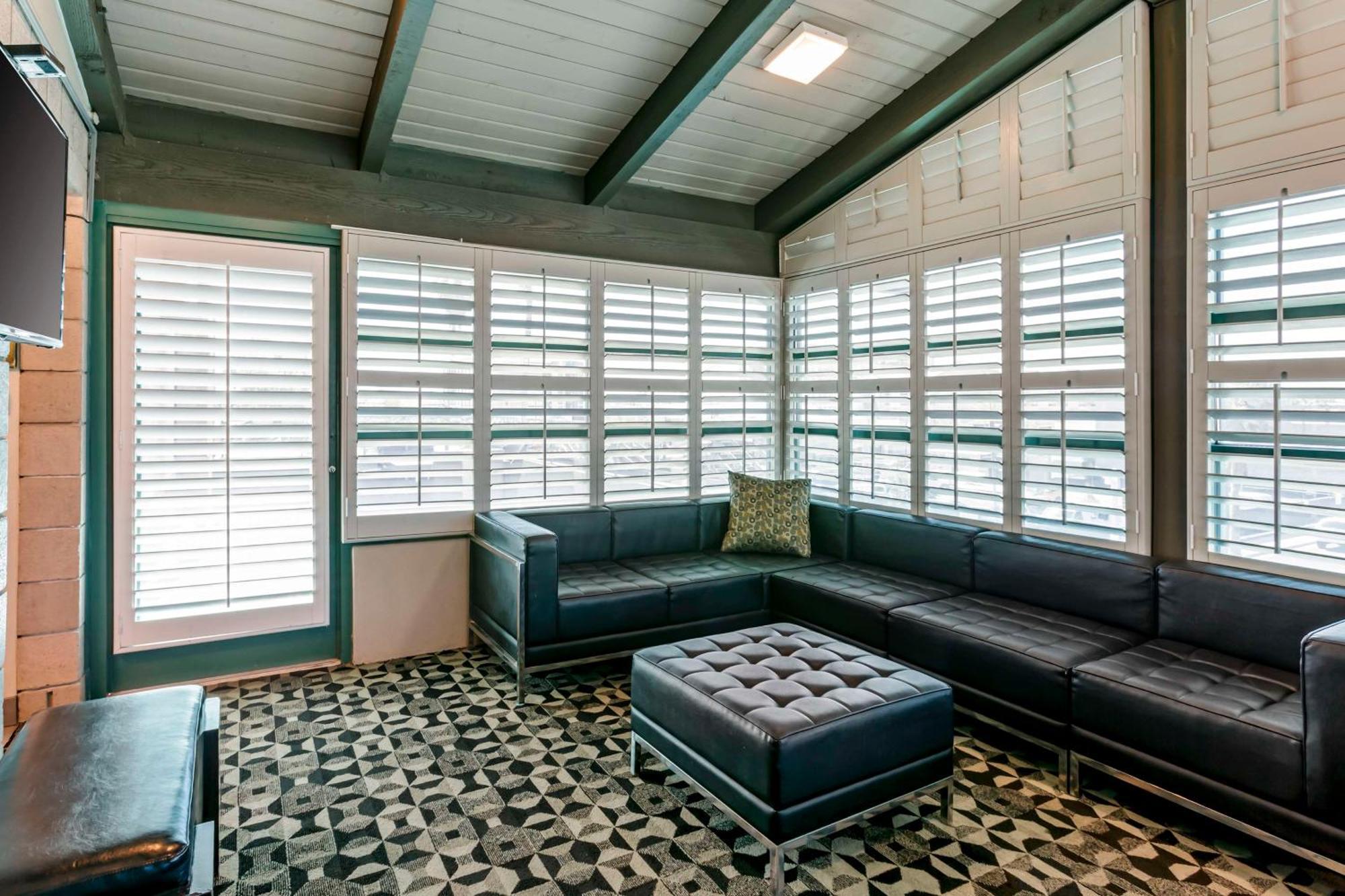 King Suite Spa Bath Living Room Private Patio Non-Smoking