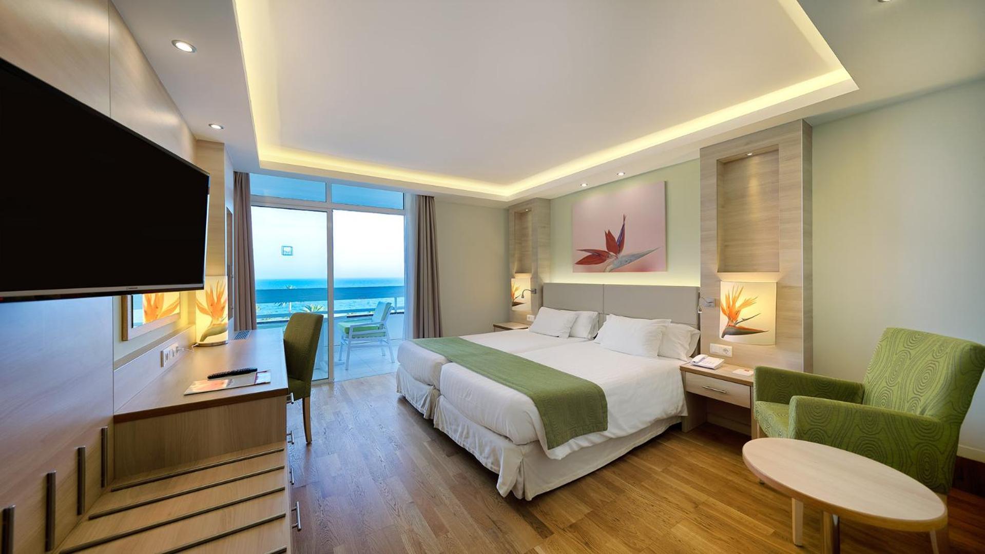 Doppelzimmer mit Balkon und Meerblick
