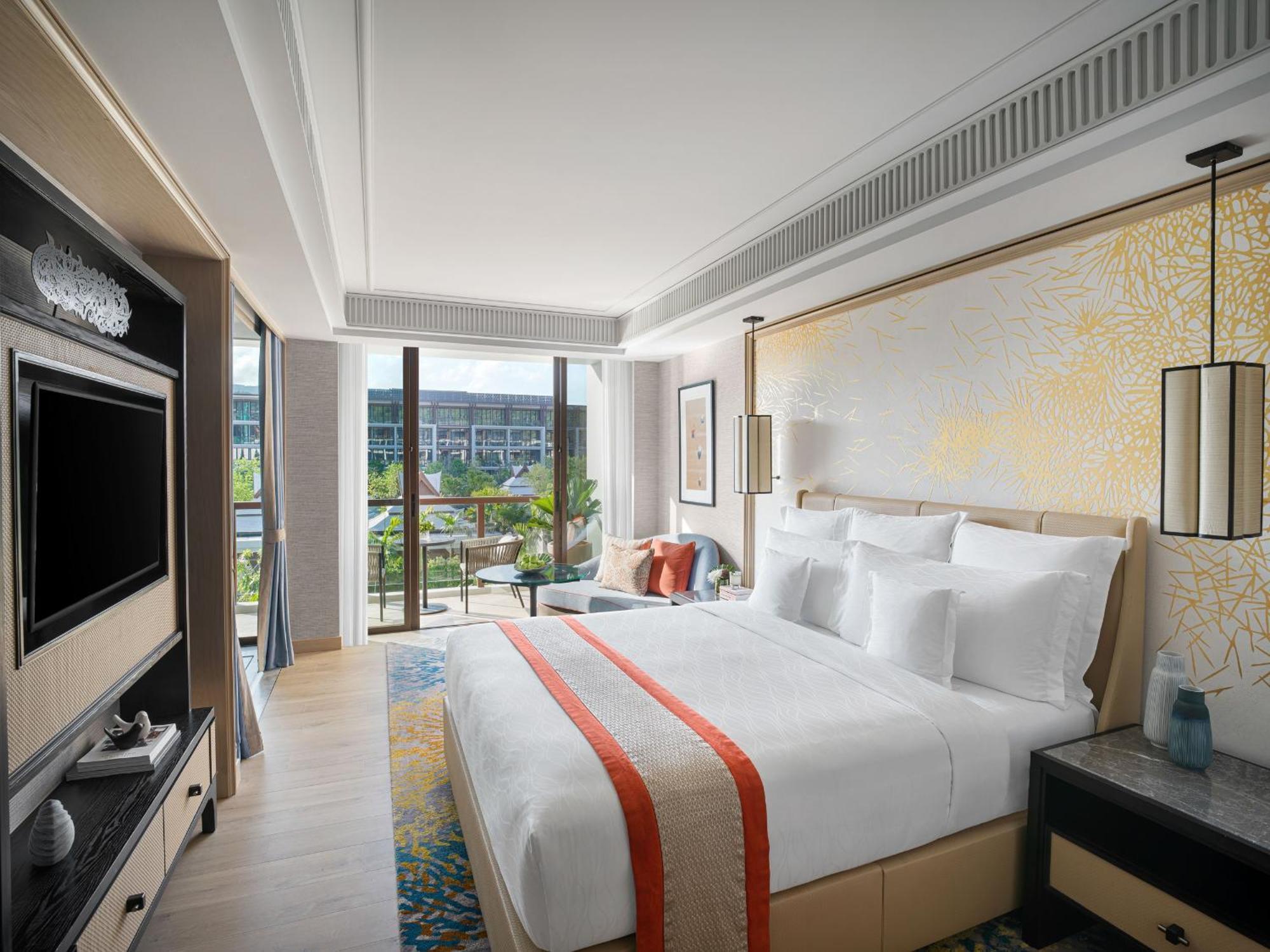 Classic Zimmer mit Kingsize-Bett und Poolblick