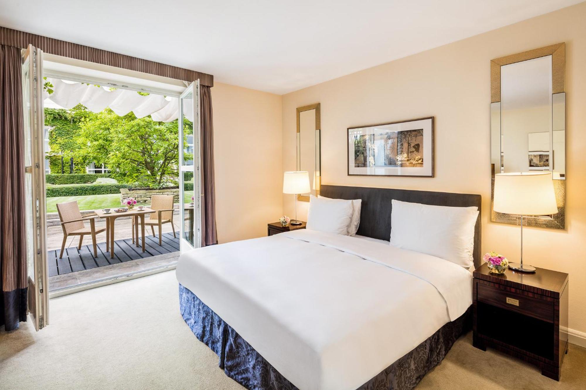 Deluxe Zimmer mit Kingsize-Bett und Terrasse