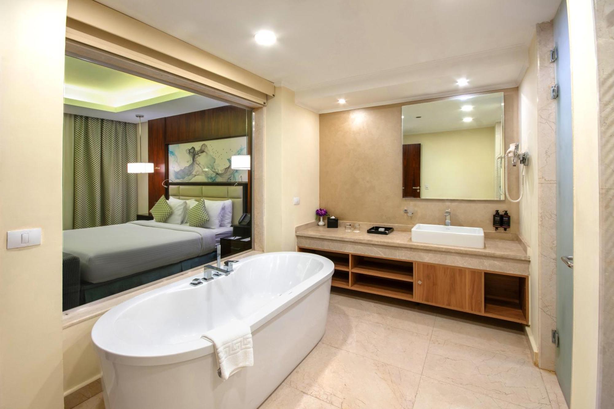 Grand Deluxe Zimmer mit Kingsize-Bett und Poolblick