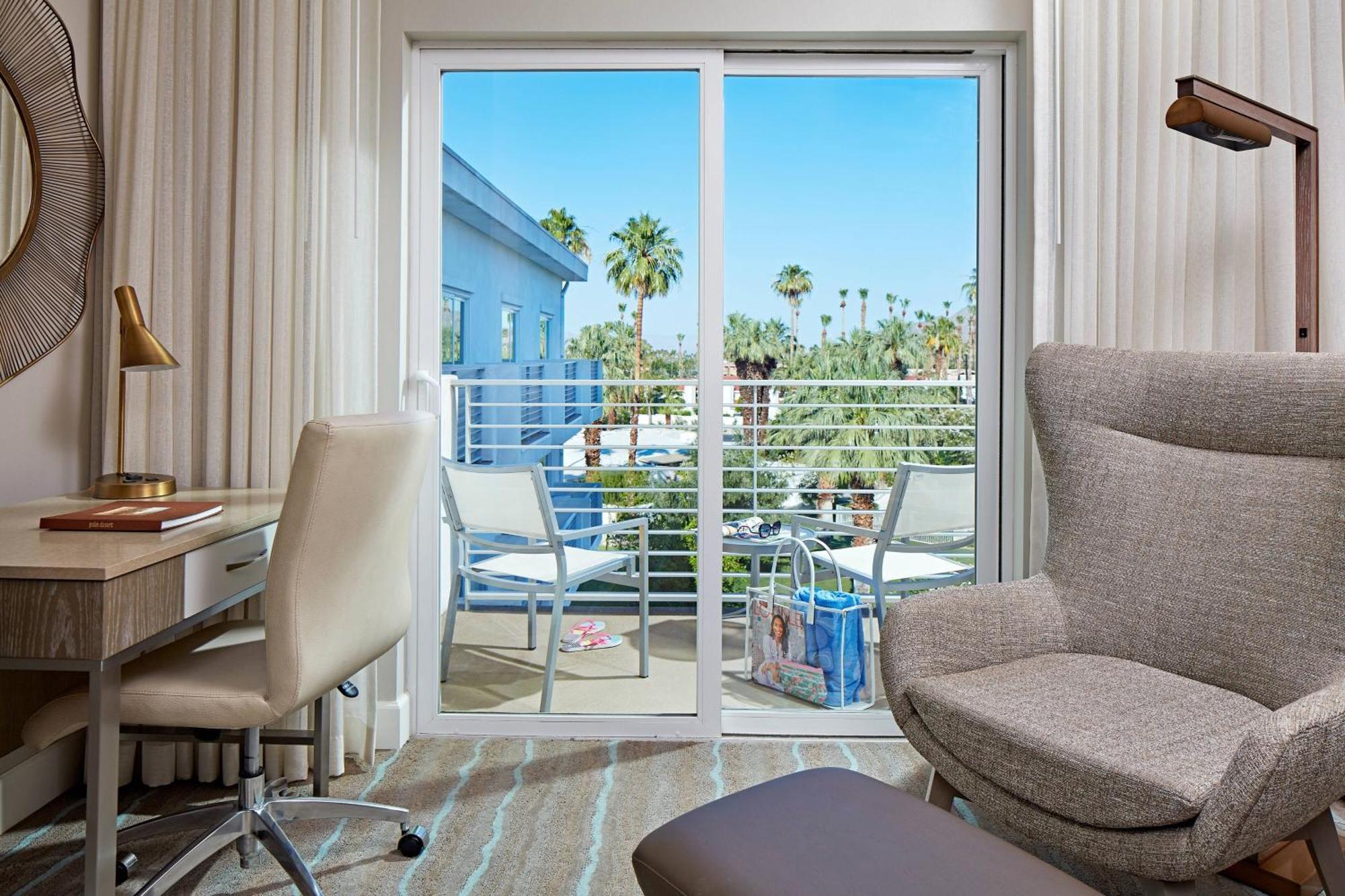Executive 1 Bedroom Executive Suite 1 King Mountain view Mobility & Hearing Accessible w or Tub
