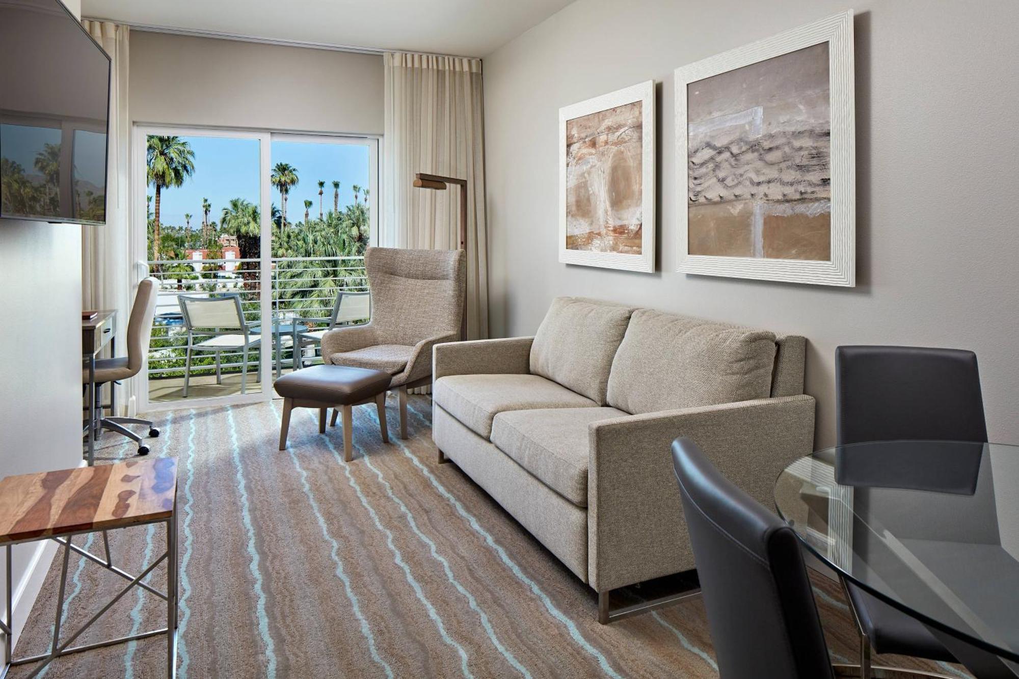 Executive 1 Bedroom Executive Suite 1 King Mountain view Mobility & Hearing Accessible w or Tub