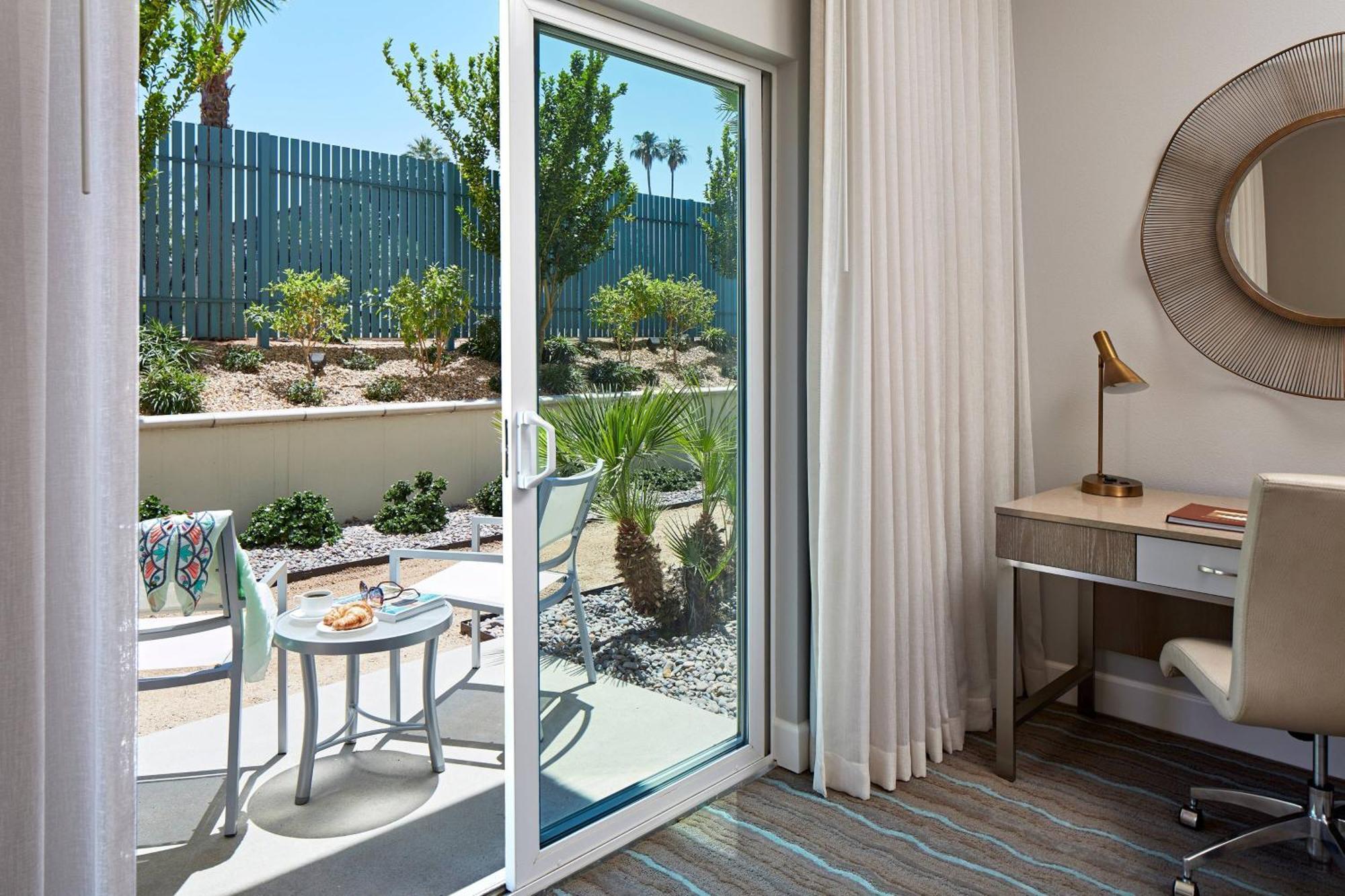 Premier Terrace Guest room 1 King Mobility & Hearing Accessible w or Roll Shower