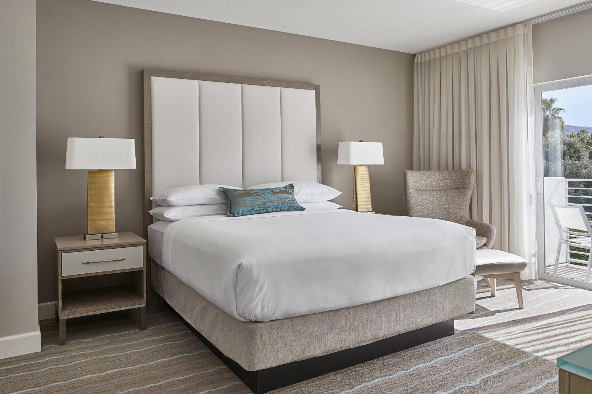 Premier Terrace Guest room 1 King Mobility & Hearing Accessible w or Roll Shower