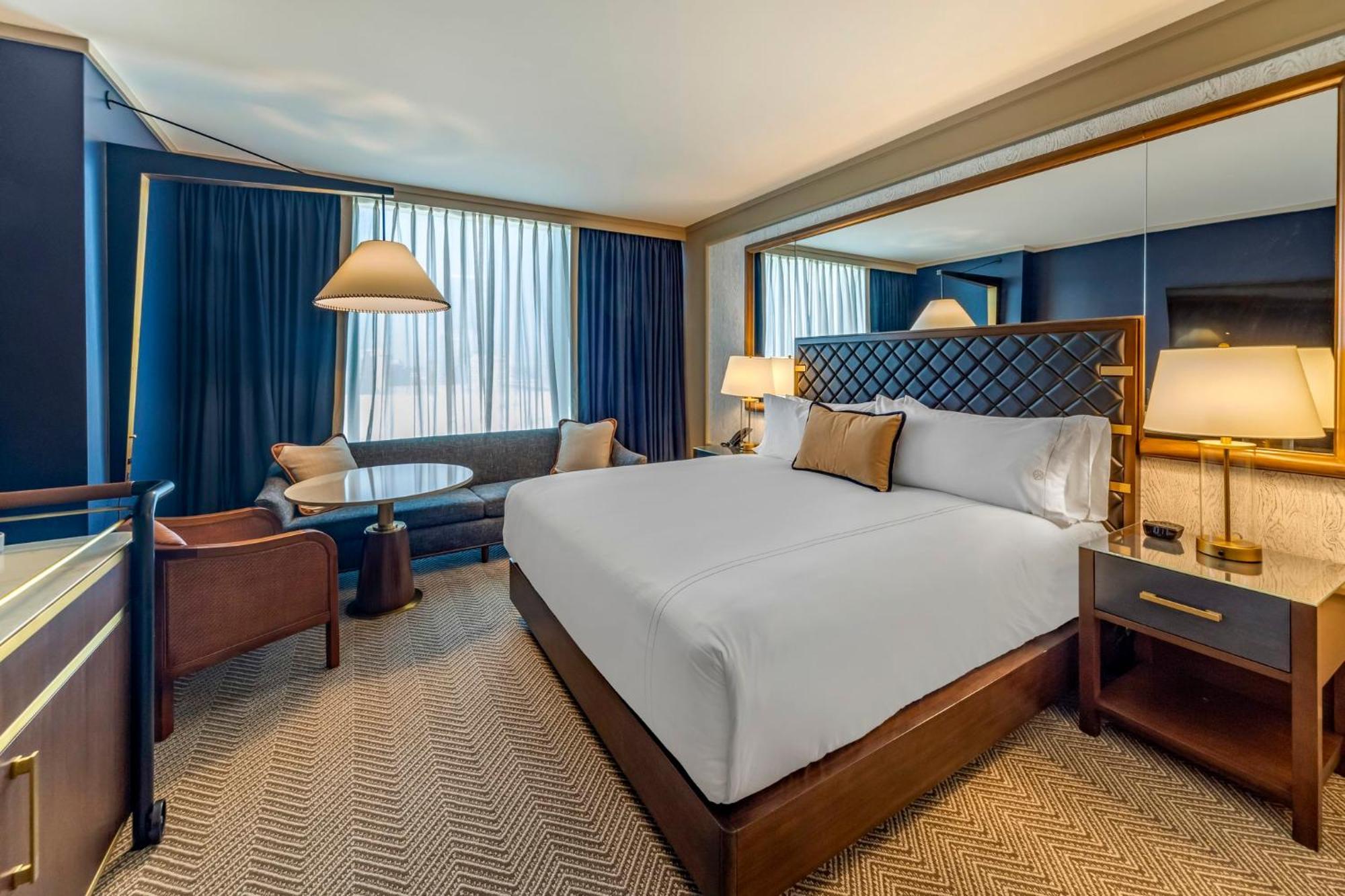 Accessible Deluxe Room Roll Shower King Bed