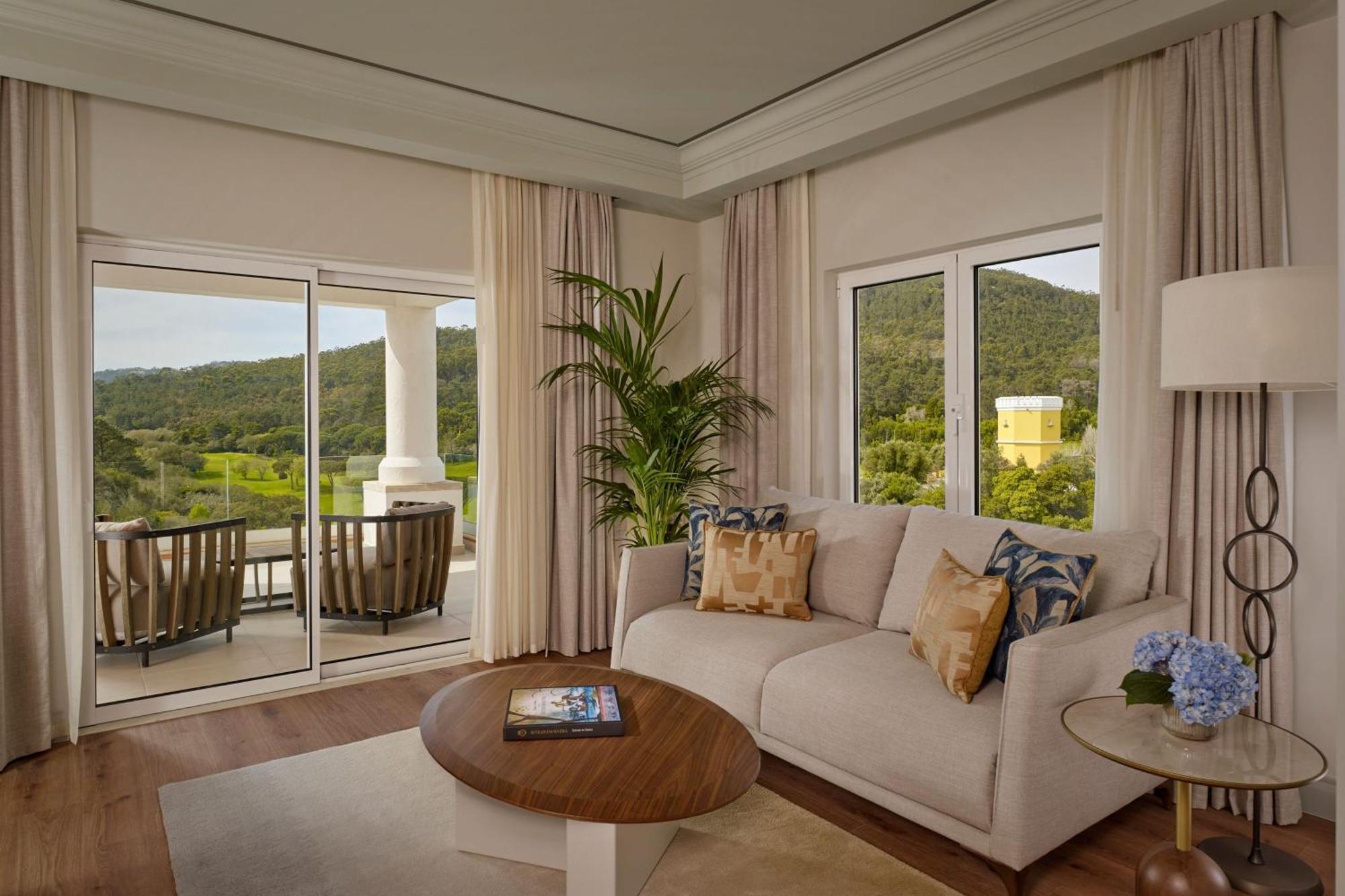 Executive Suite mit 1 Schlafzimmer mit Kingsize-Bett und Blick auf das Resort