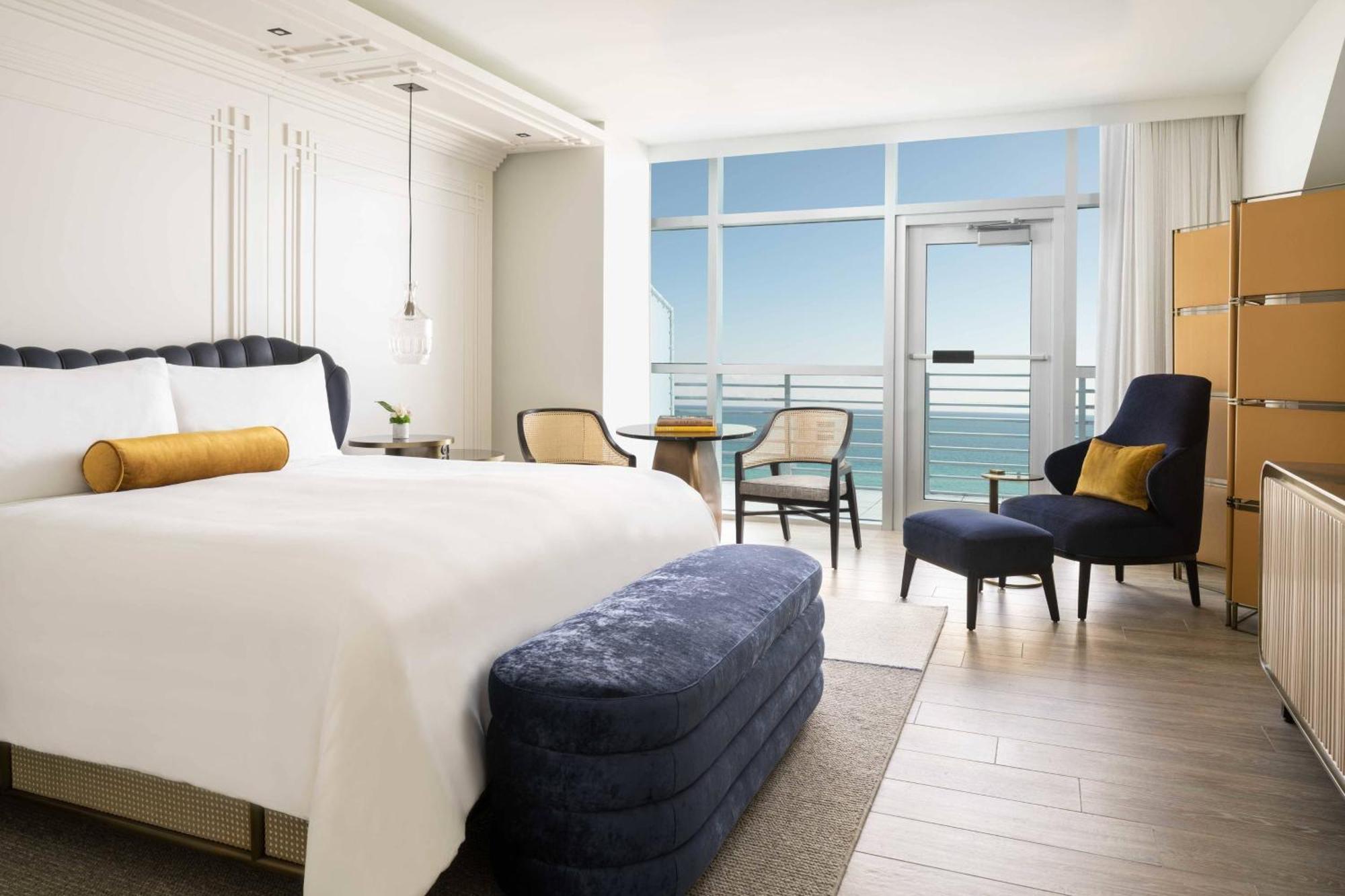Zimmer mit Kingsize-Bett und Meerblick