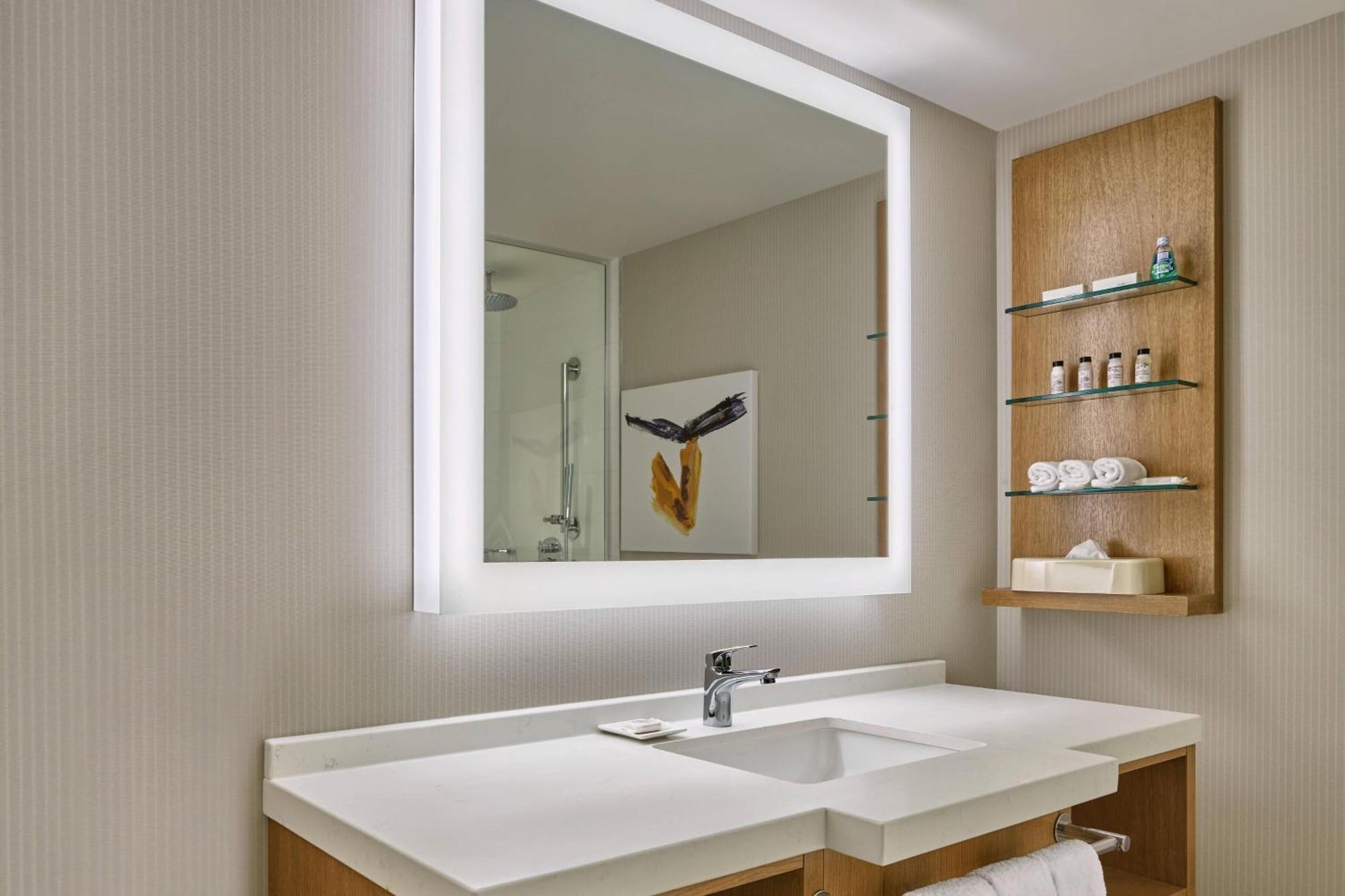 Deluxe Zimmer mit Kingsize-Bett und Wasserblick