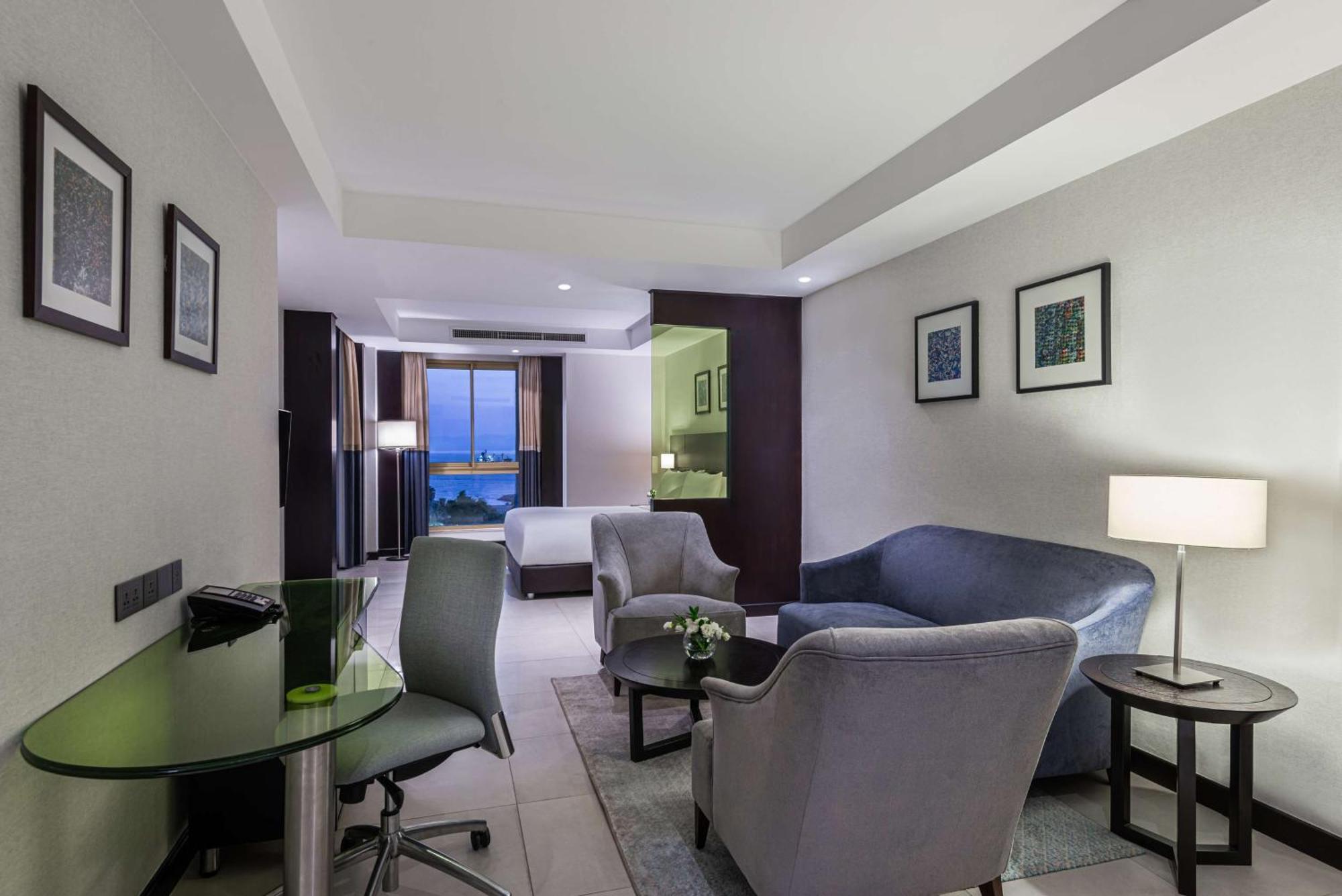 Junior Suite mit Kingsize-Bett und Meerblick