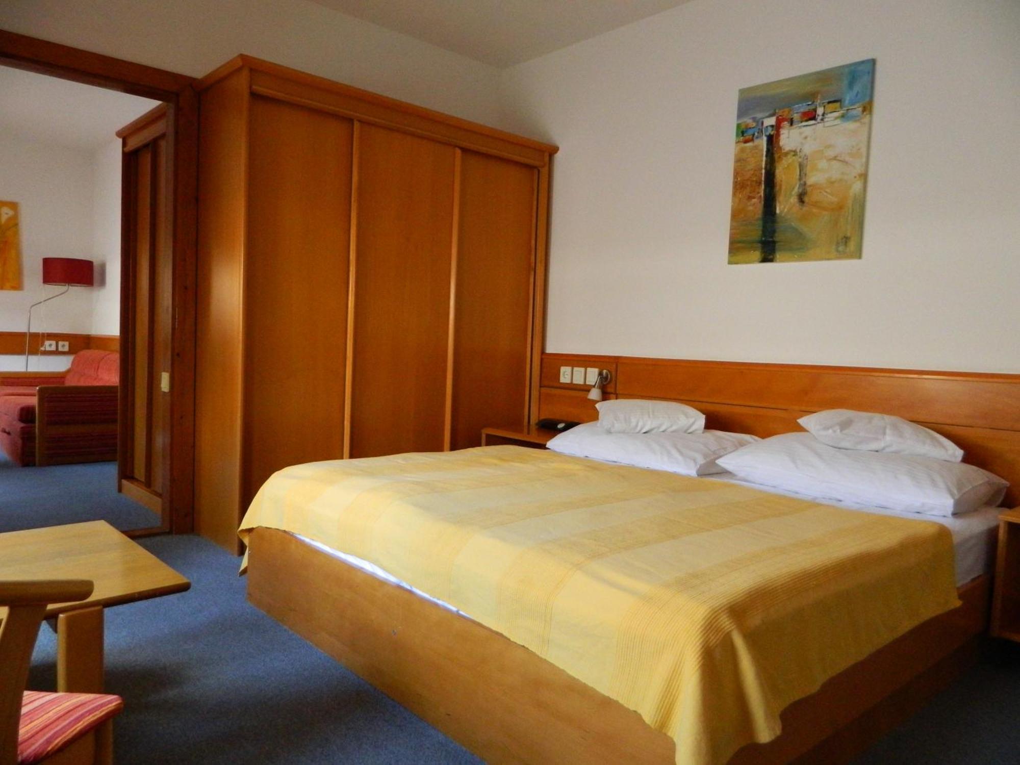 Doppelzimmer mit Zustellbett – Nebengebäude