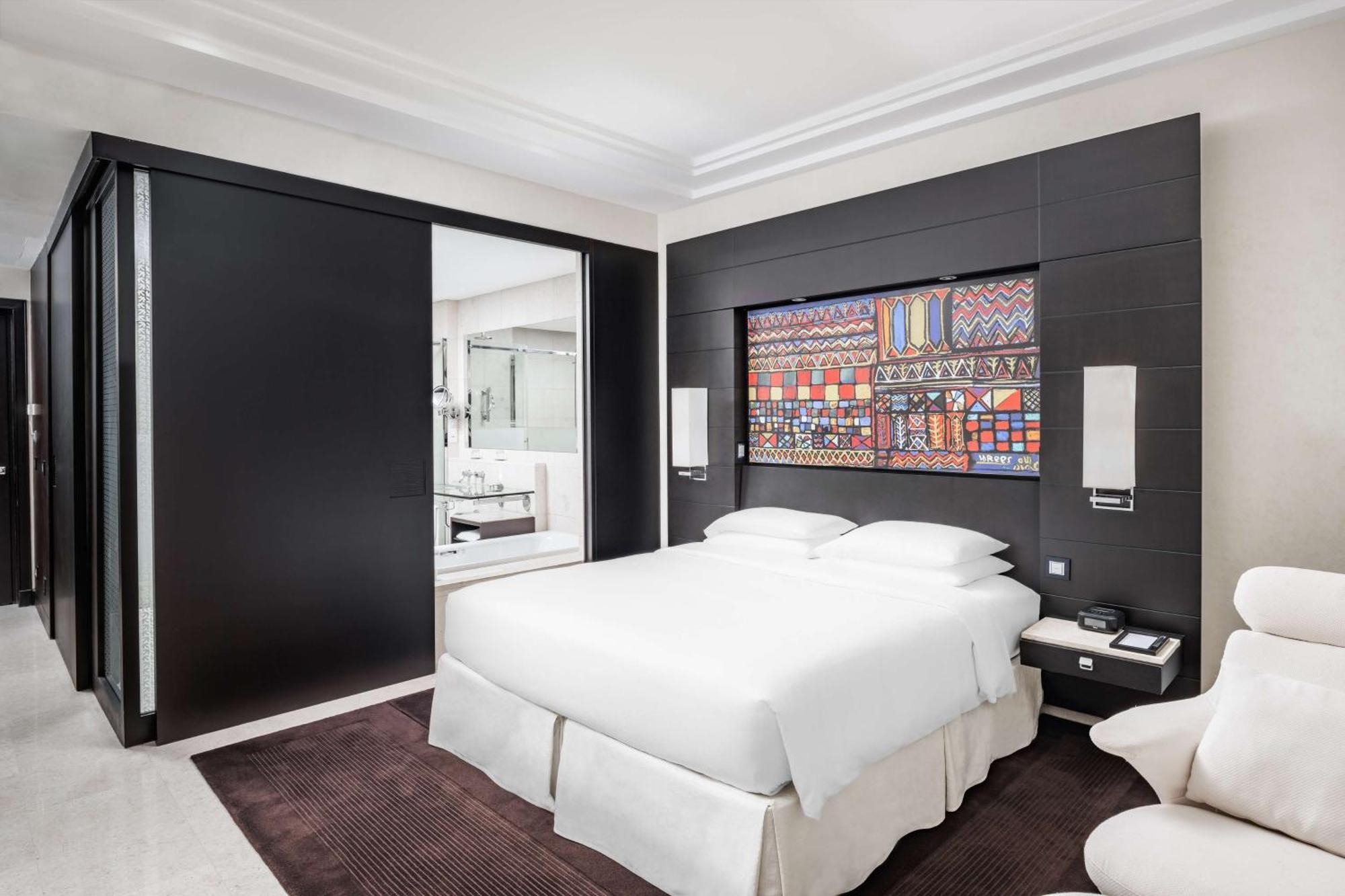 Zimmer mit Kingsize-Bett und Meerblick