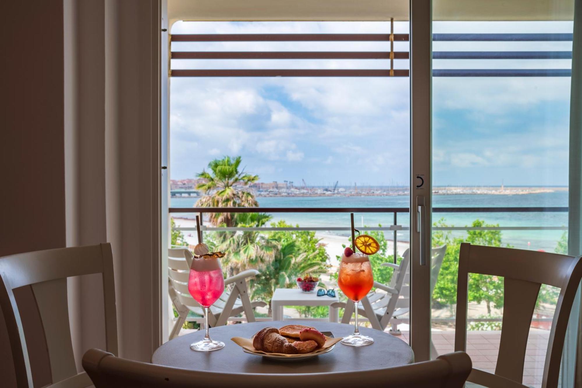 Vierbettzimmer mit Meer- oder Poolblick