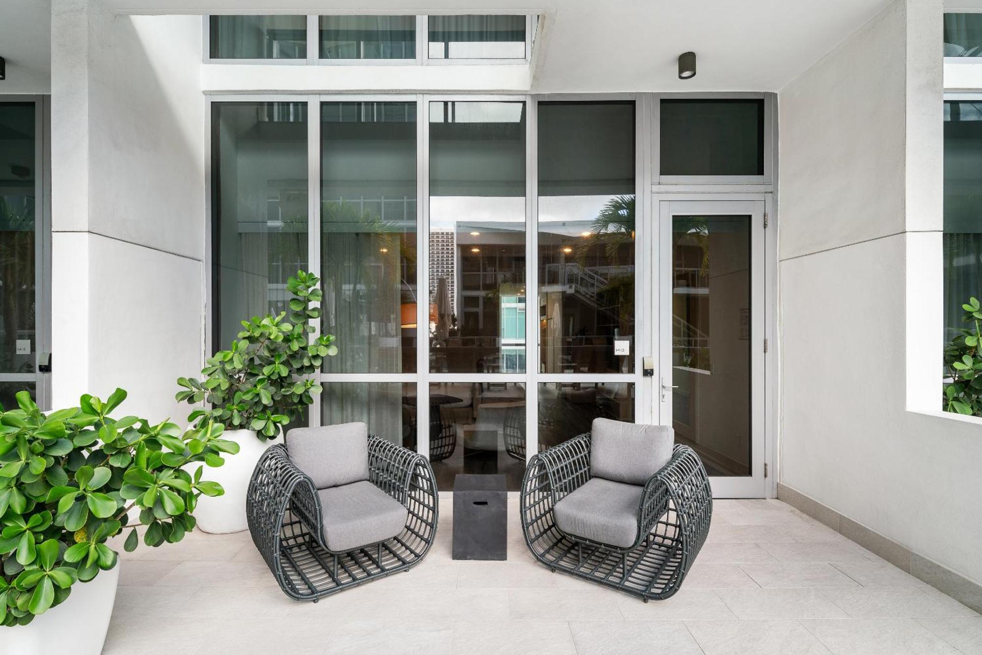 Kingsize-Bett mit Poolblick und Terrasse