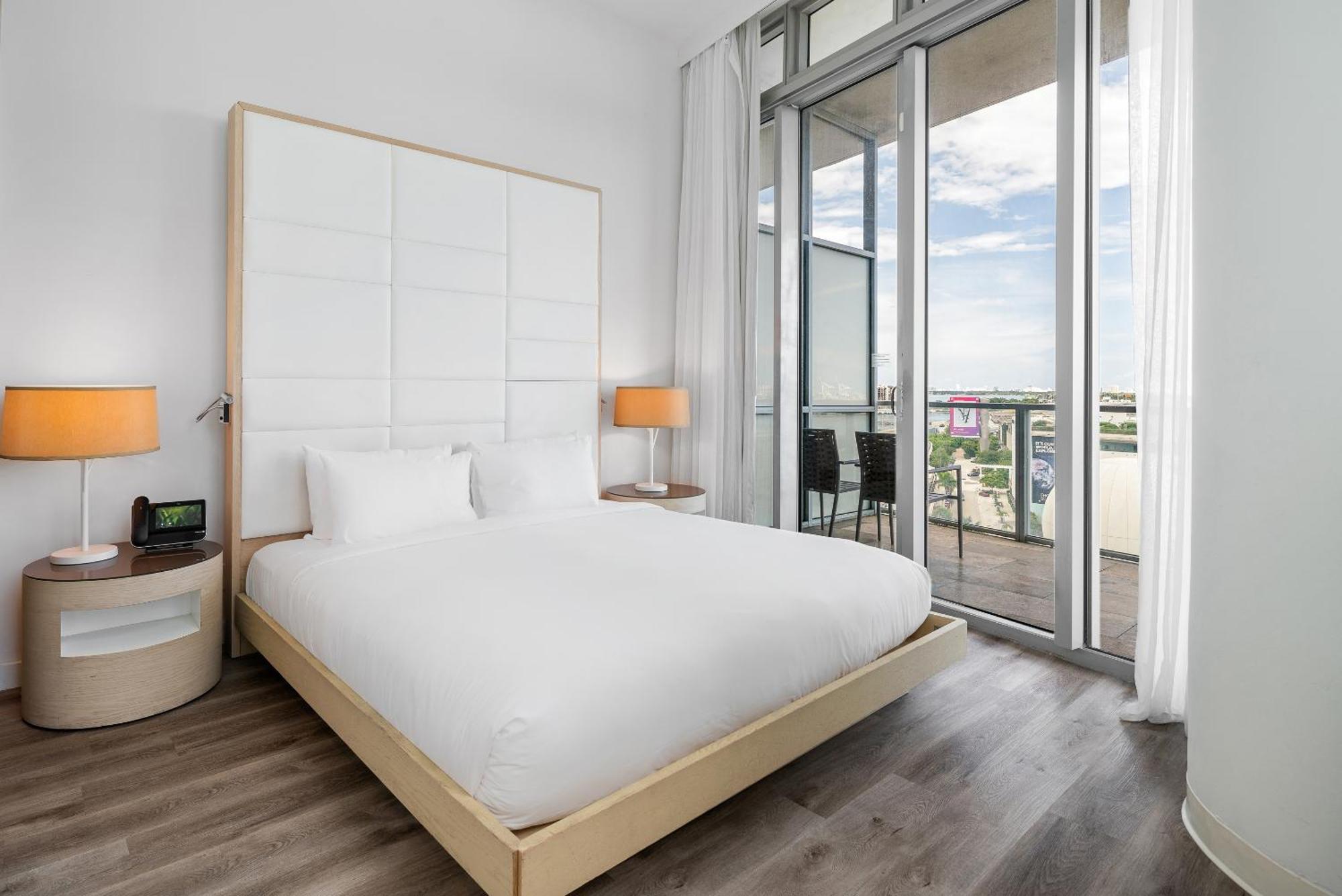 Zimmer mit Kingsize-Bett und Blick auf die Bucht