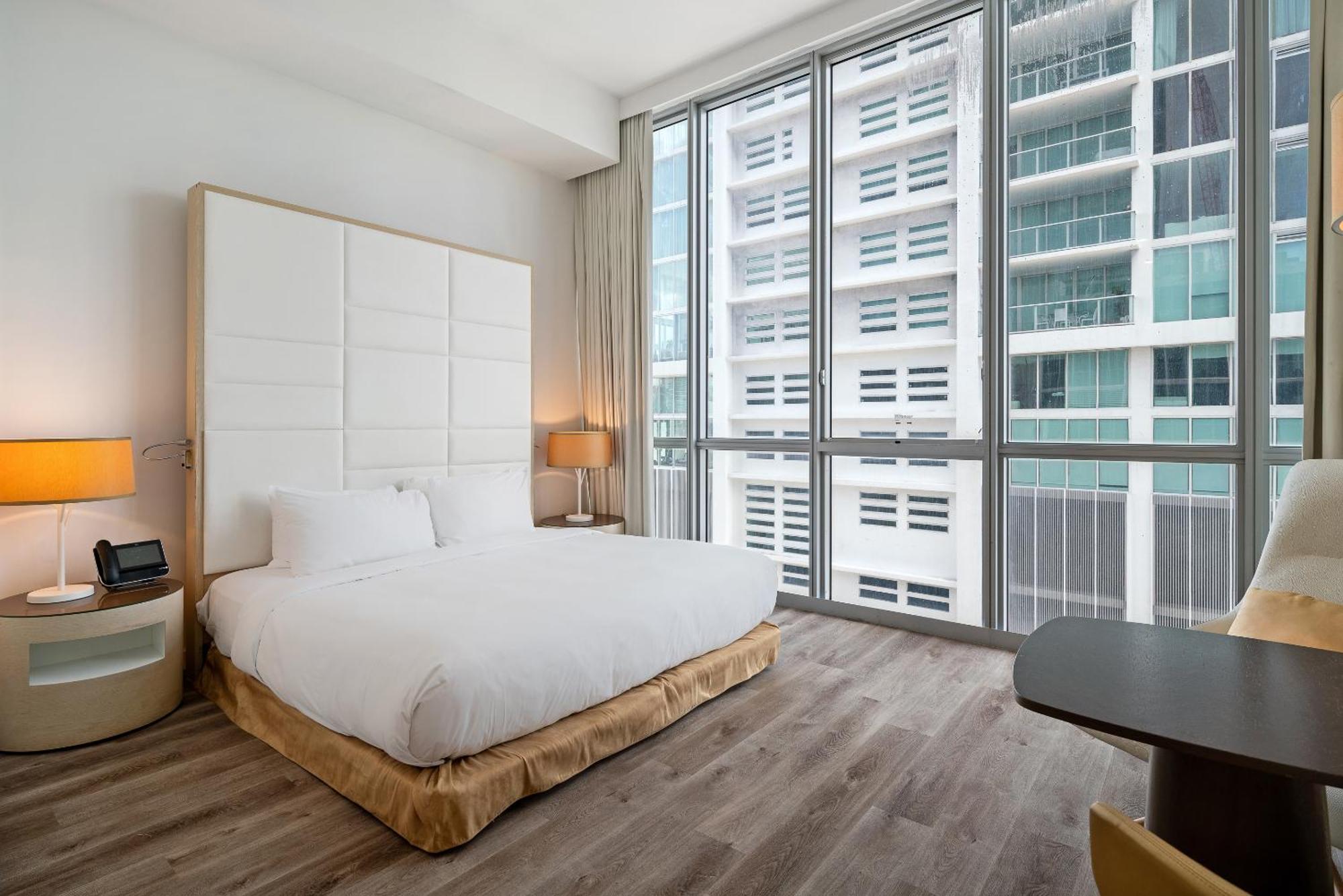 Zimmer mit Kingsize-Bett und Stadtblick