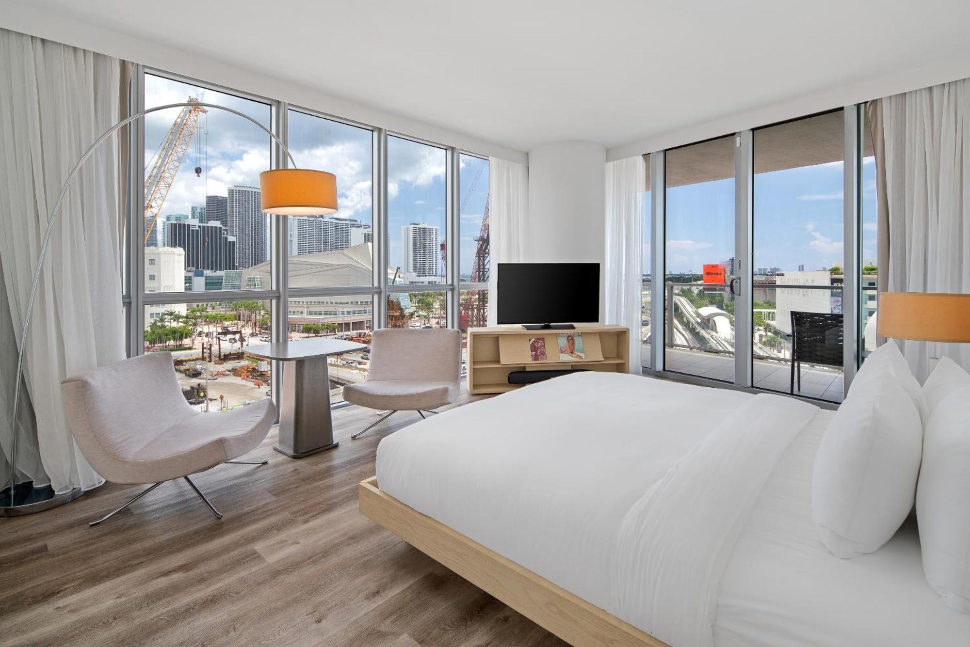 Junior Ecksuite mit Kingsize-Bett und Balkon mit Blick auf die Bucht