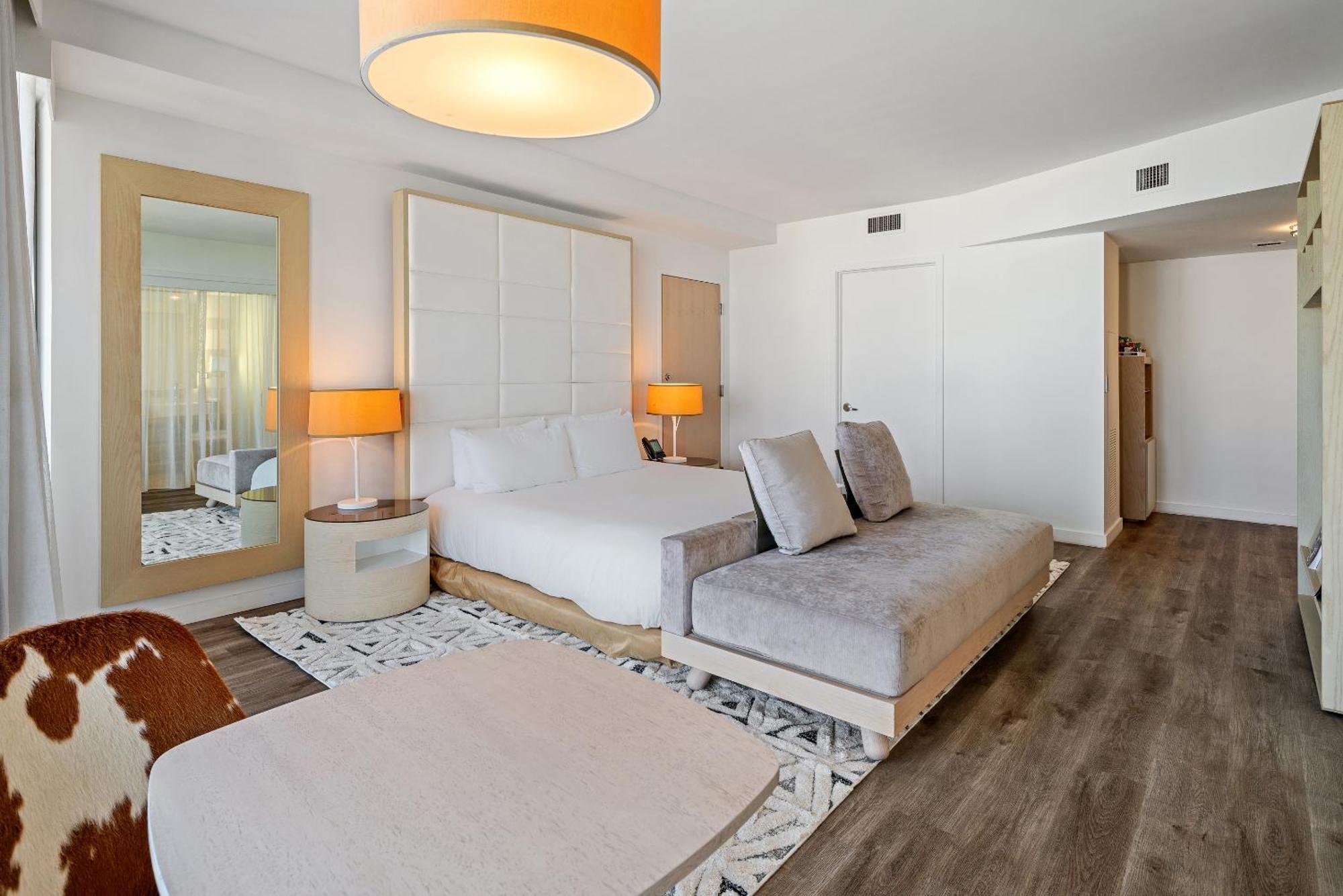 Deluxe Zimmer mit Kingsize-Bett, Balkon und Blick auf die Bucht