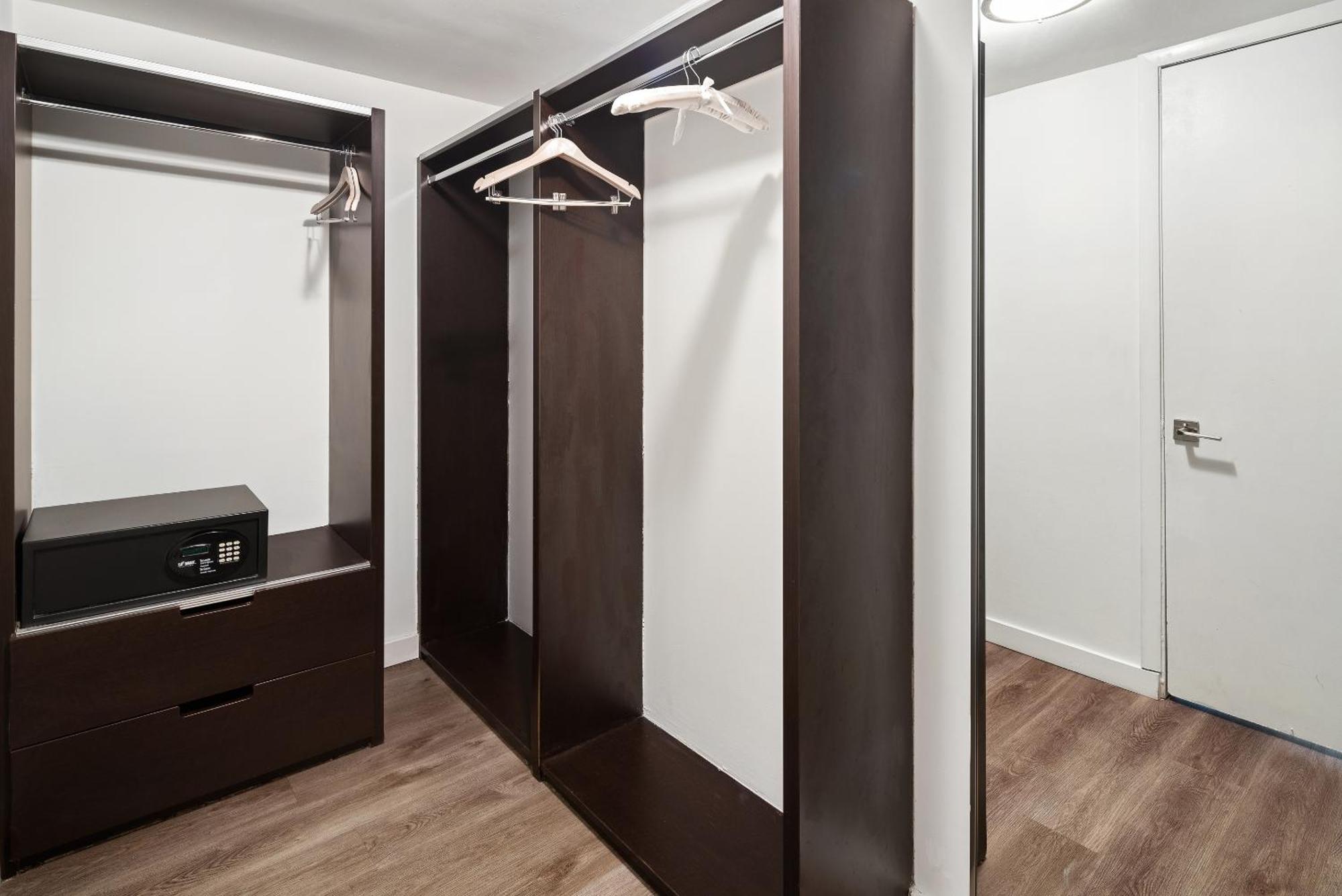 Deluxe Zimmer mit 2 Doppelbetten und Balkon – Blick auf die Bucht