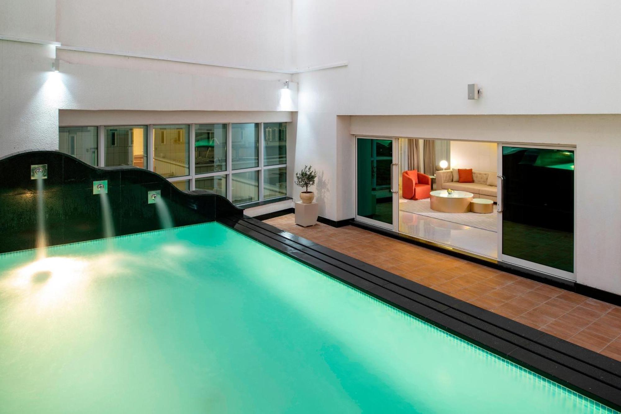 Penthouse-Suite mit 2 Schlafzimmern, Blick auf die Skyline und Balkon