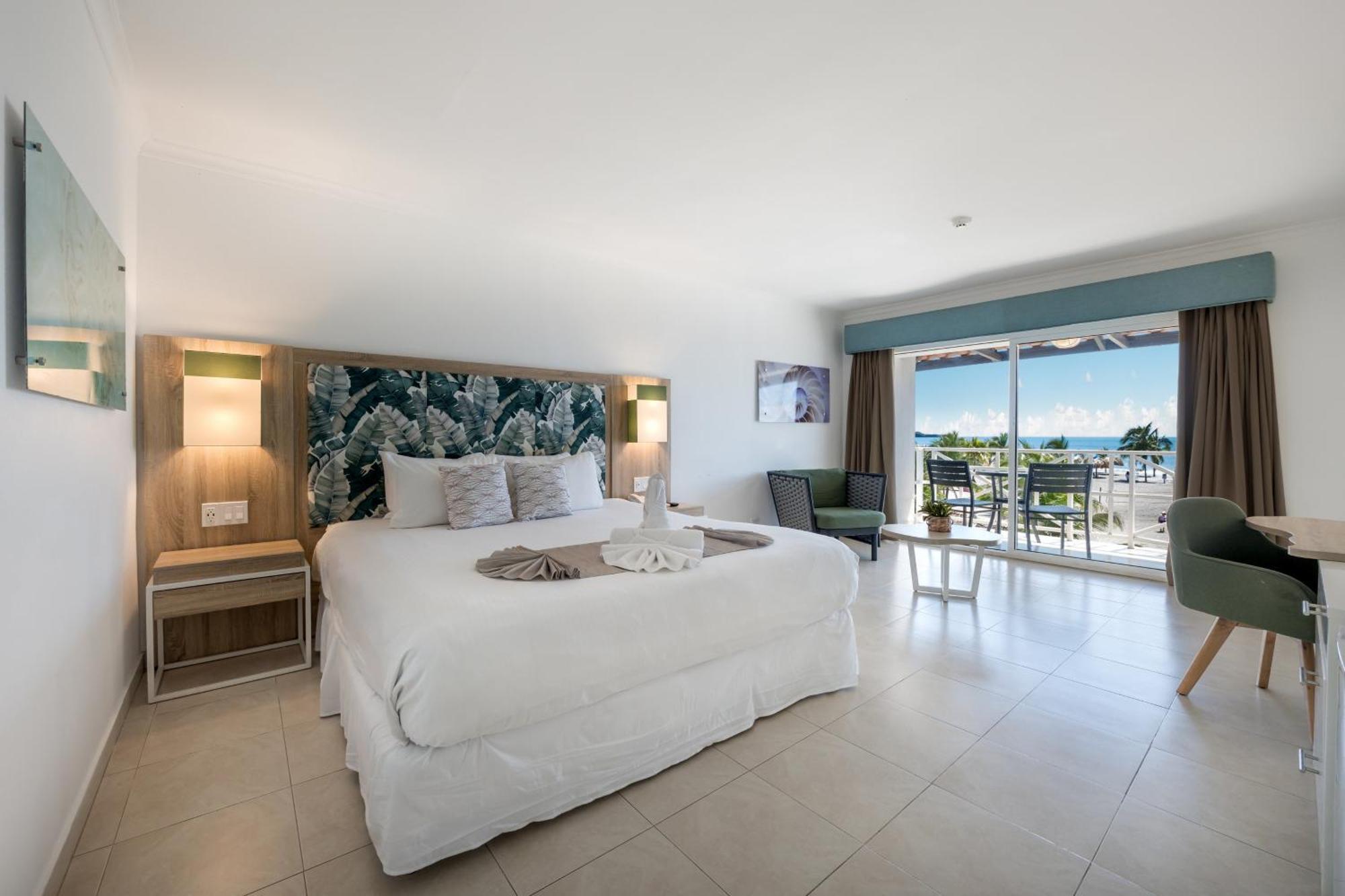 Zimmer mit Kingsize-Bett und Meerblick