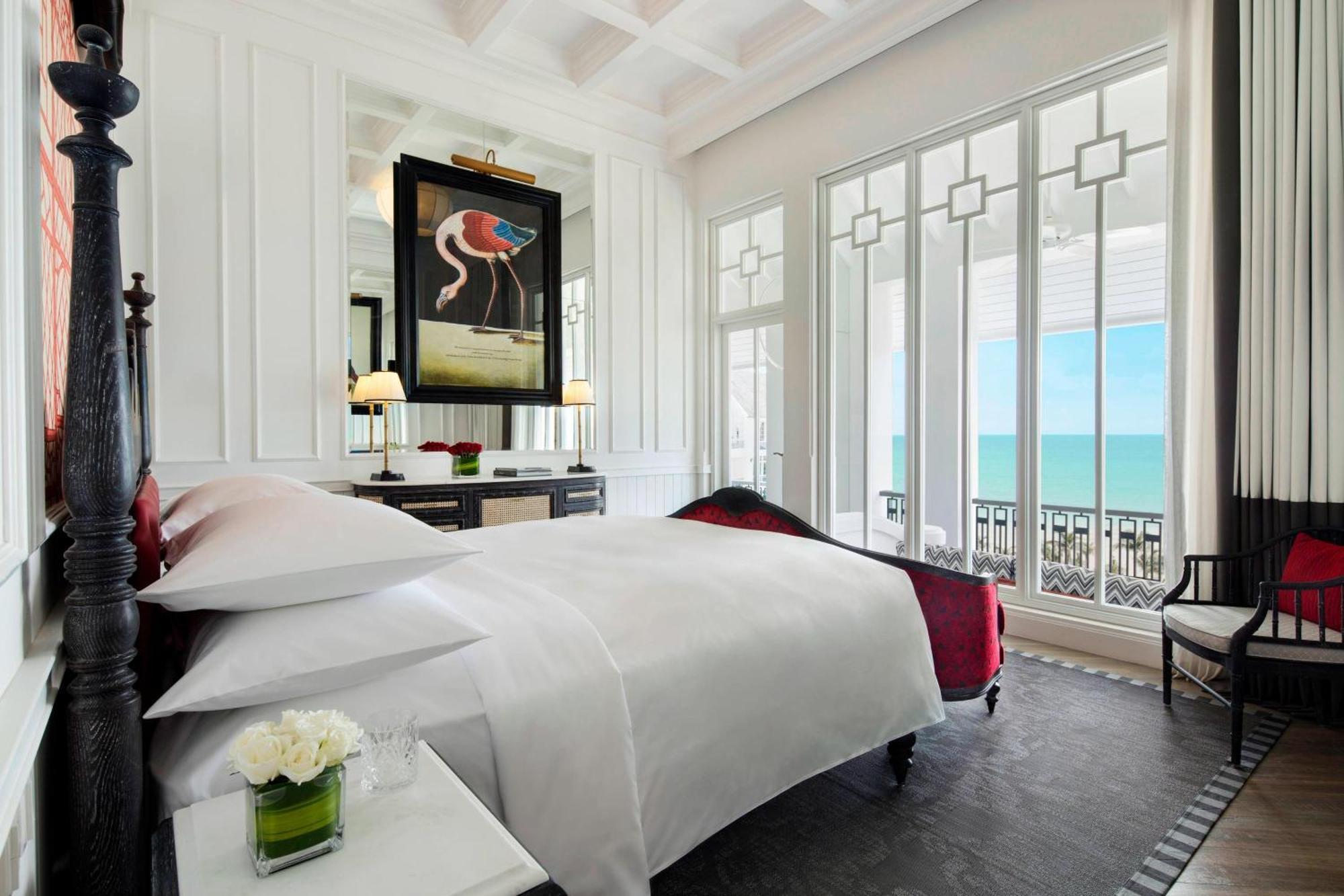 Zimmer Emerald Bay mit 1 Kingsize-Bett, Meerblick und Balkon
