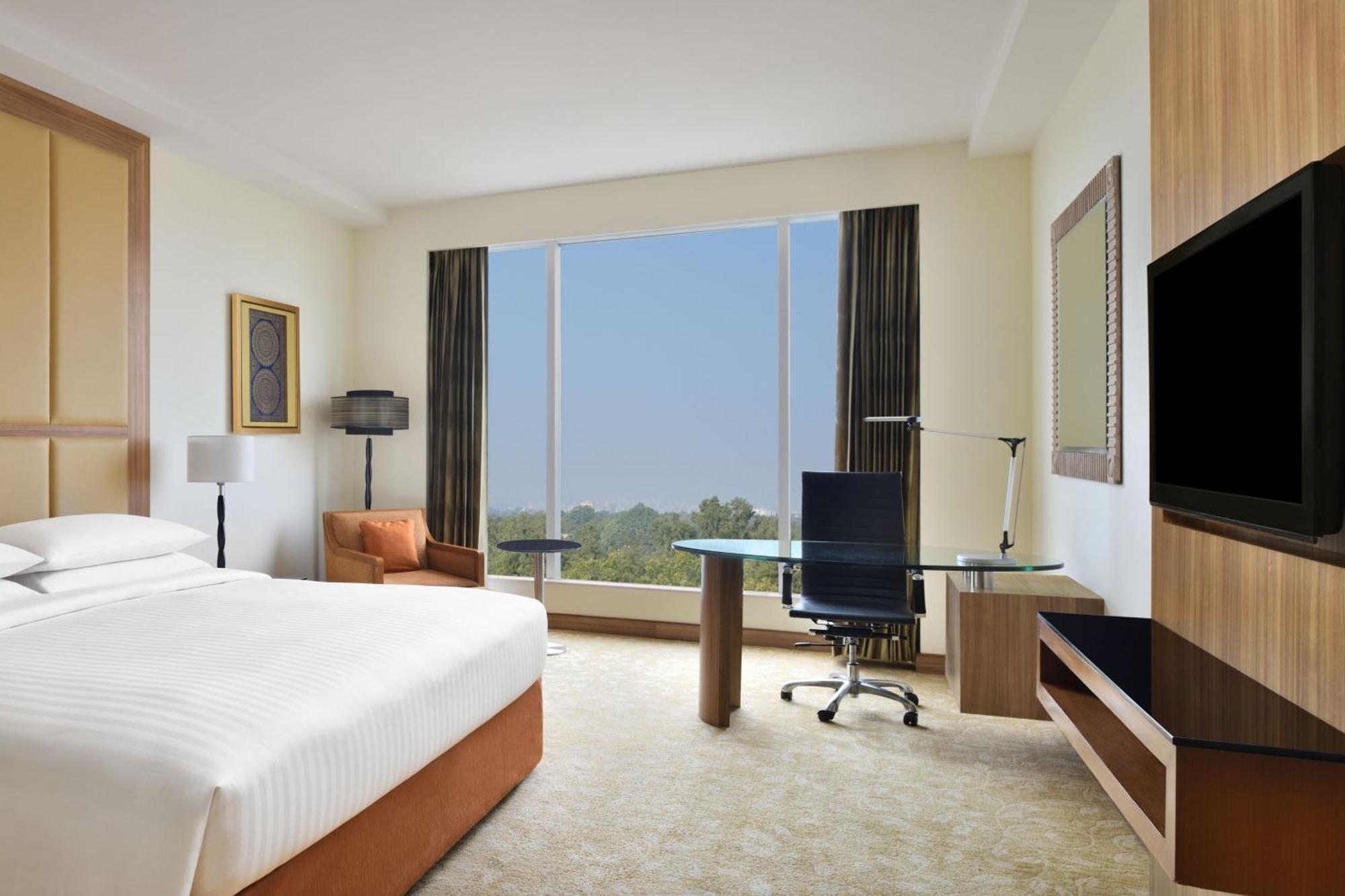 Zimmer mit Kingsize-Bett und Poolblick