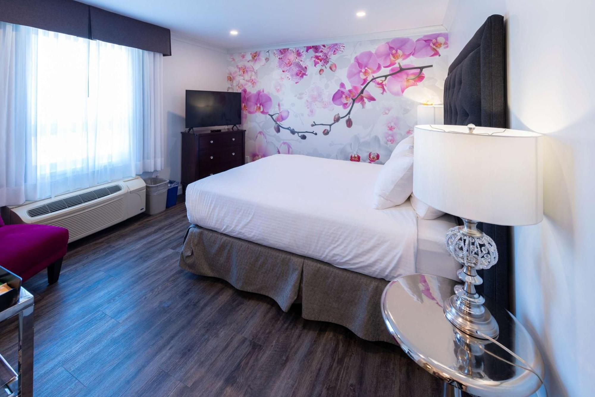 Zimmer mit Queensize-Bett und ebenerdiger Dusche