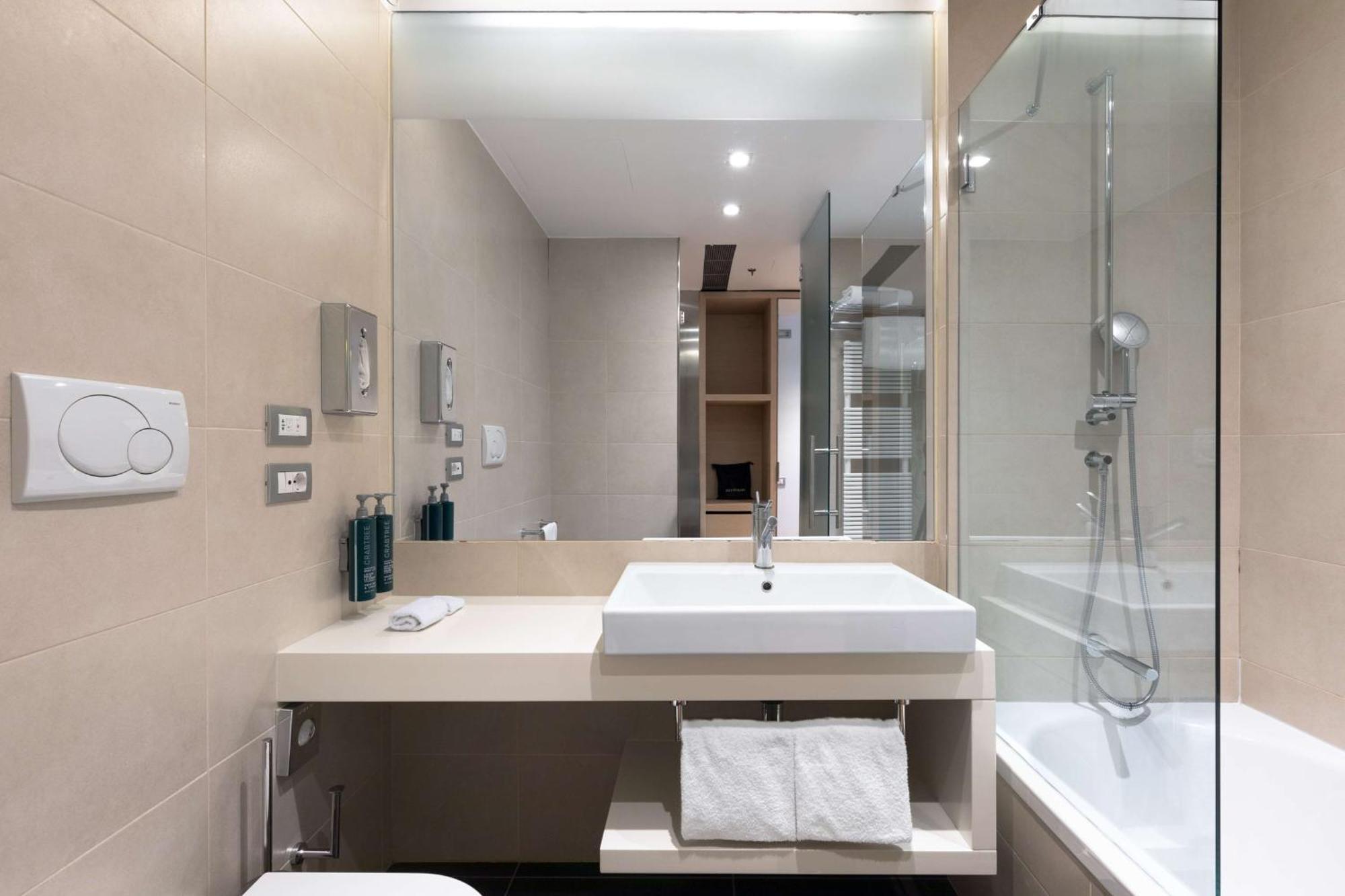 Corner King Suite,1622025279:JPEG