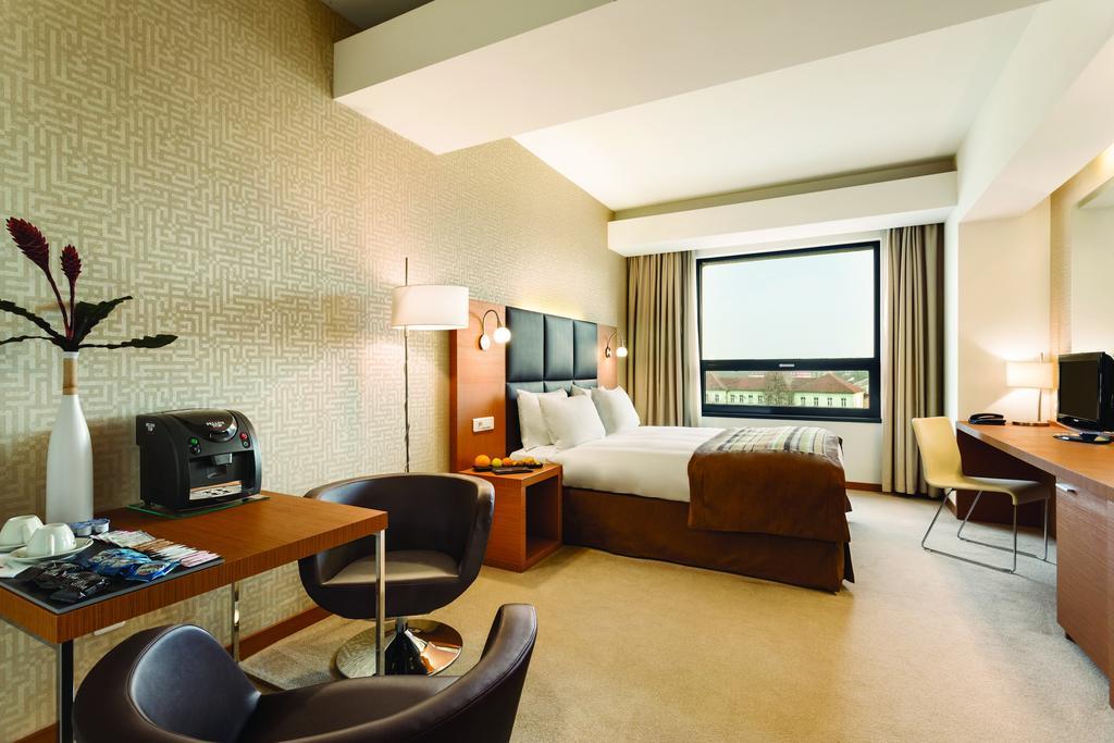 Executive 1 Queen Bed Non-Smoking Room