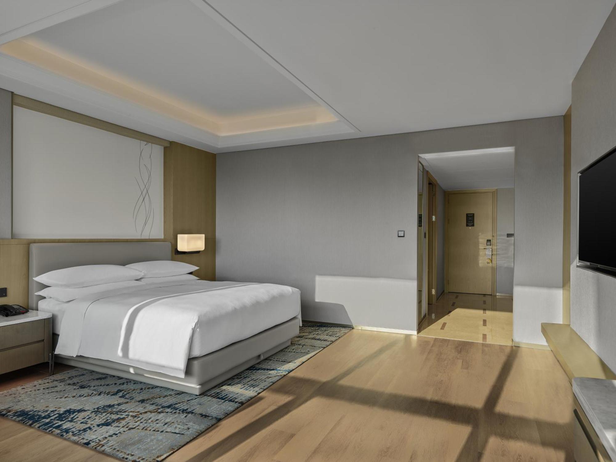 Superior Zimmer mit Kingsize-Bett und Flussblick