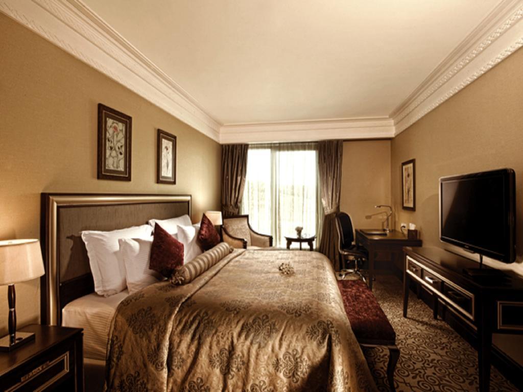 Standard Zimmer mit Kingsize-Bett und Zugang zur Lounge