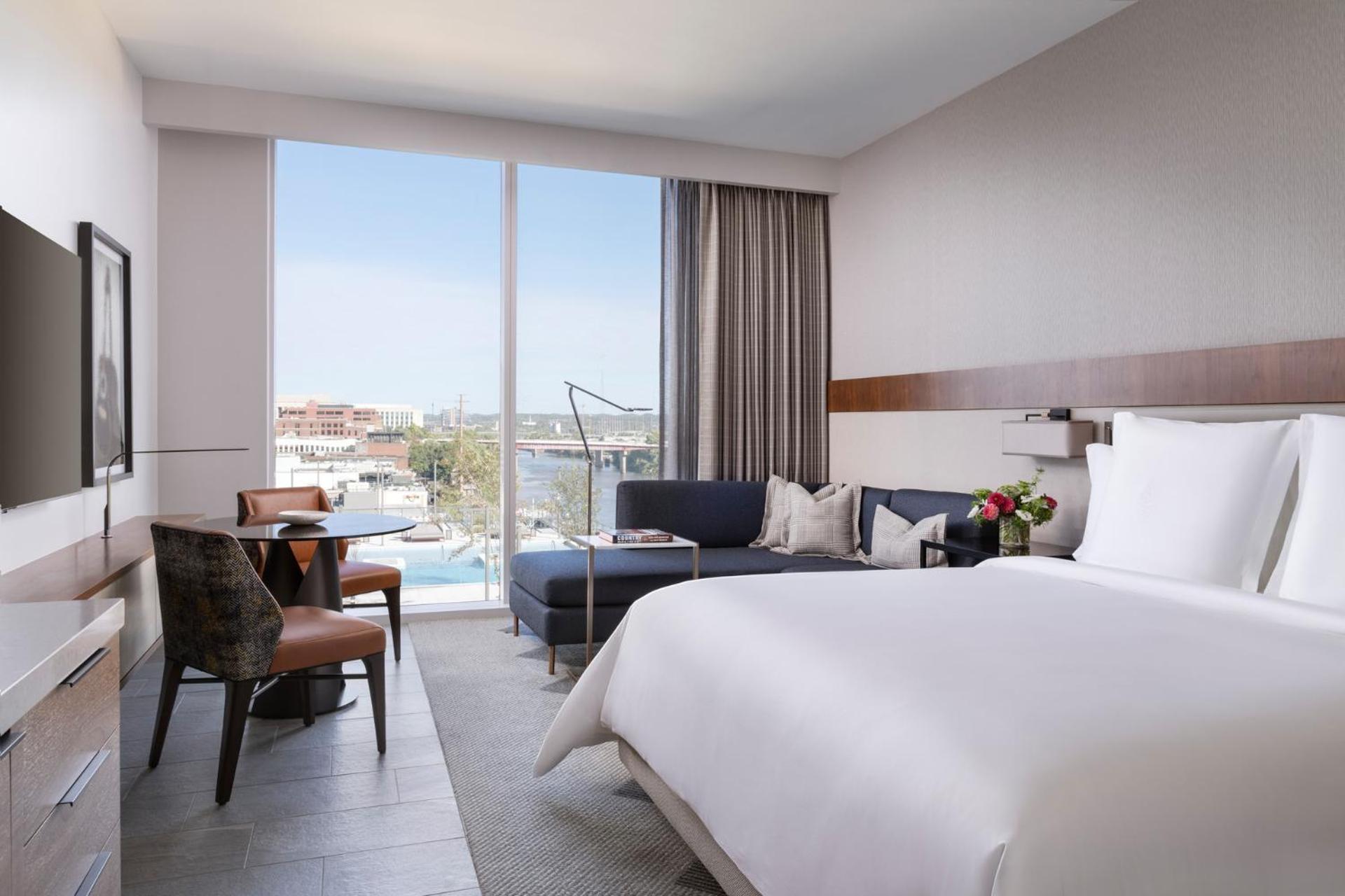 Zimmer mit Kingsize-Bett und Flussblick