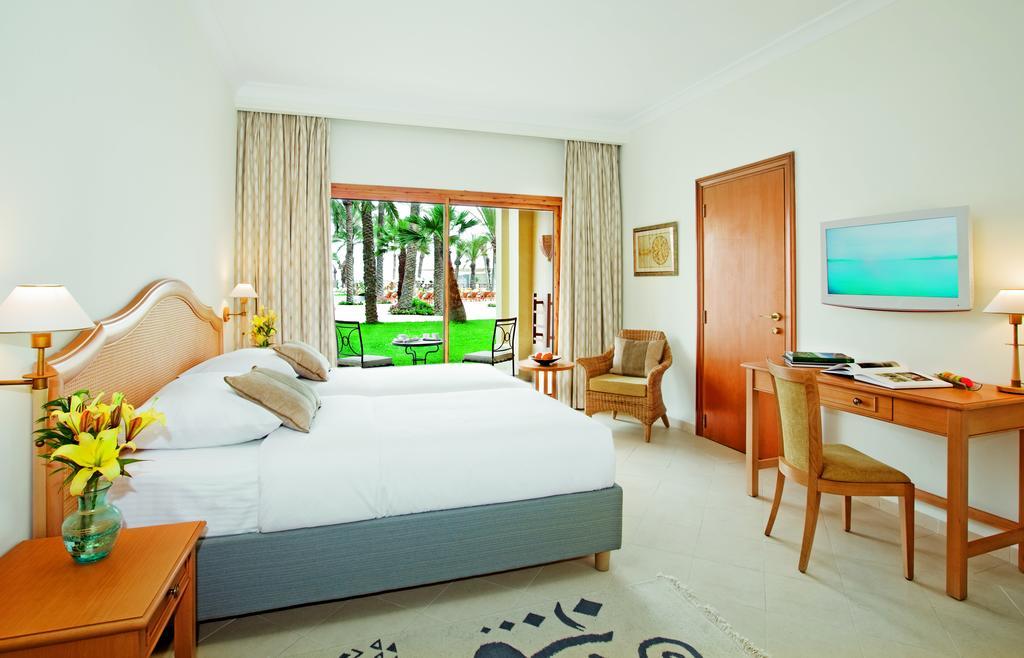 Classic Zimmer mit Kingsize-Bett und Poolblick