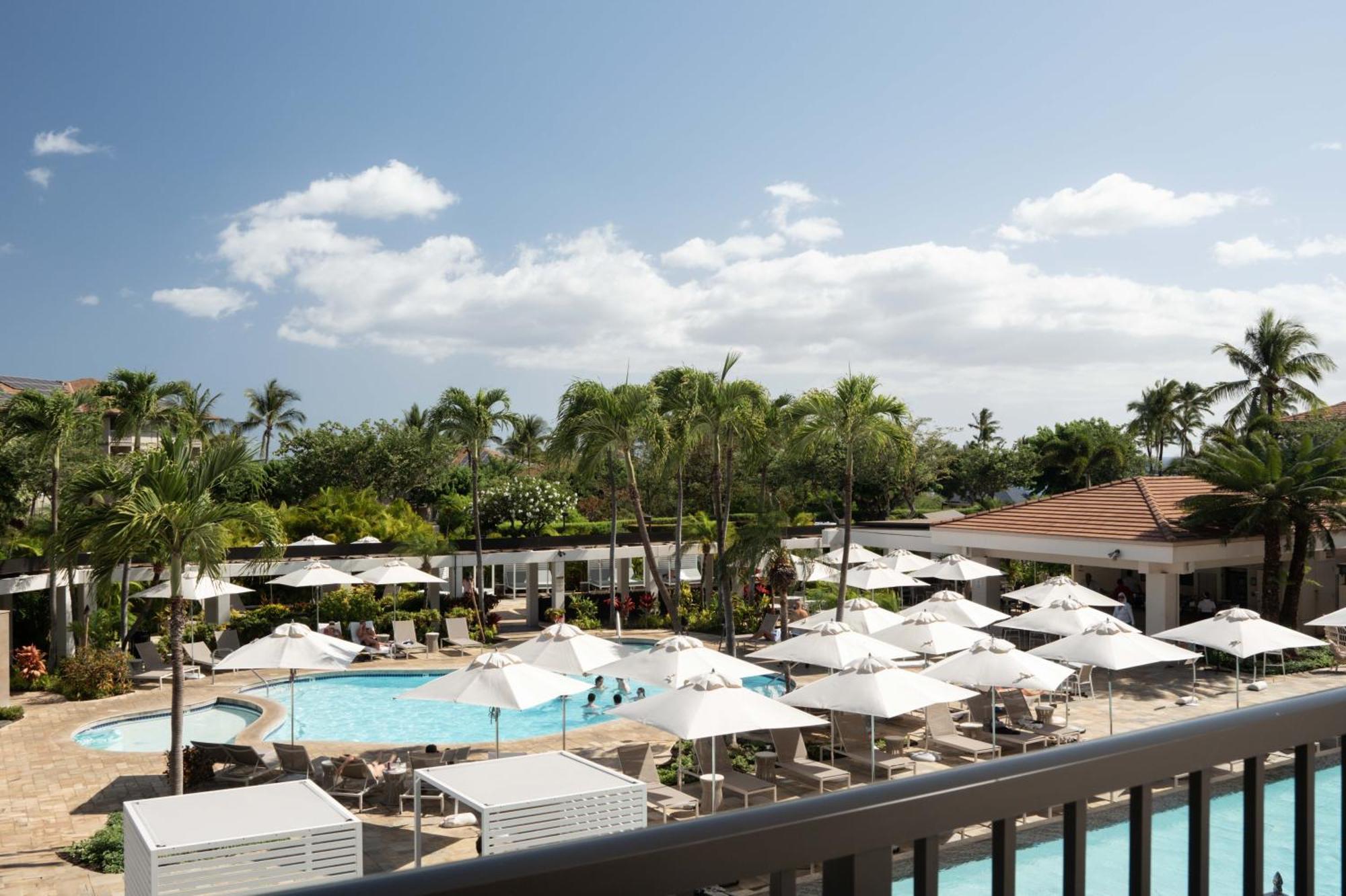 Zimmer Kai mit Kingsize-Bett und Blick auf das Resort