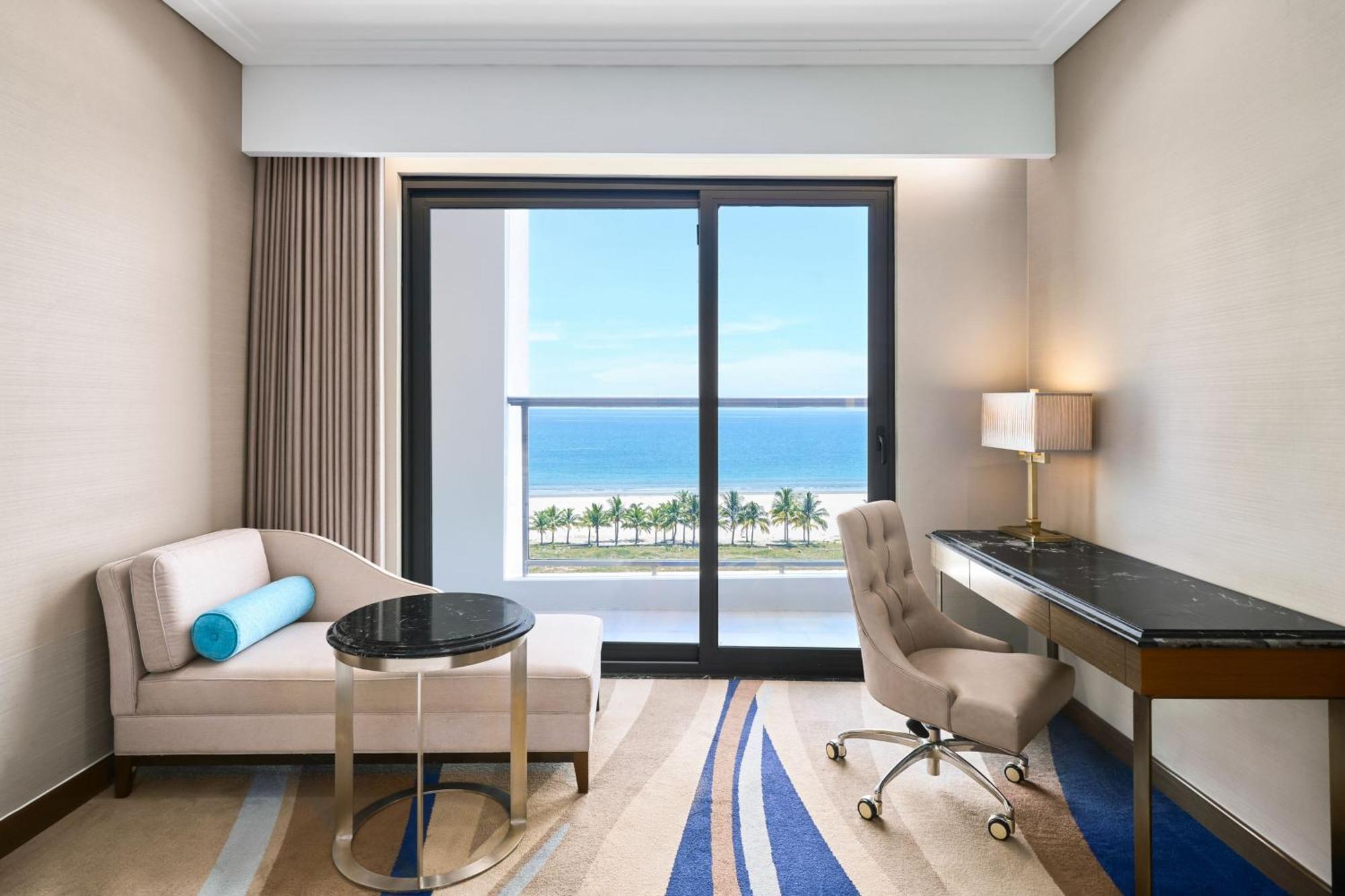 Deluxe King, Guest room, 1 King, Ocean view, Balcony, Bathtub