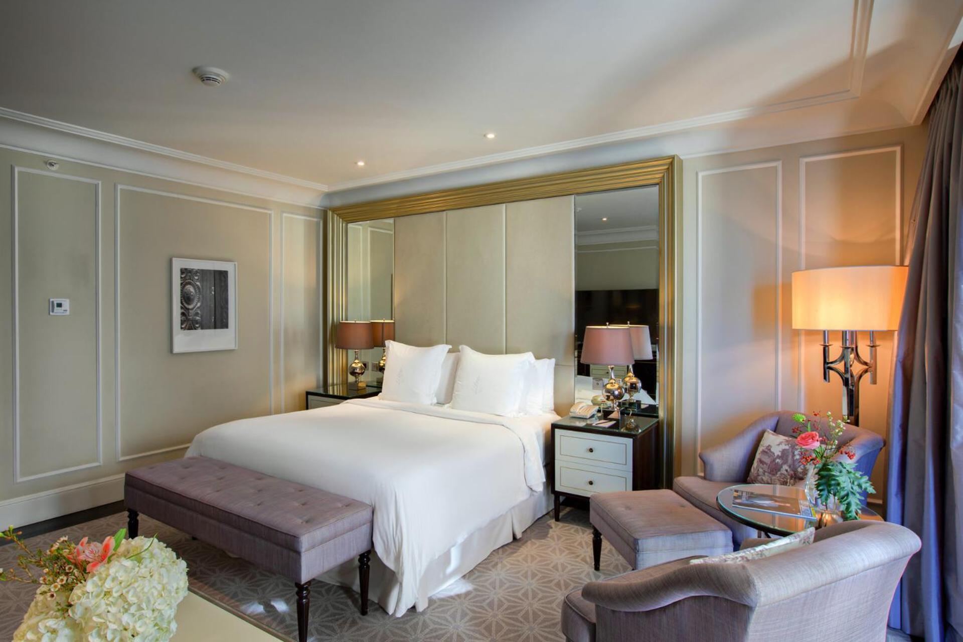Deluxe Zimmer mit Kingsize-Bett und Blick auf die Altstadt