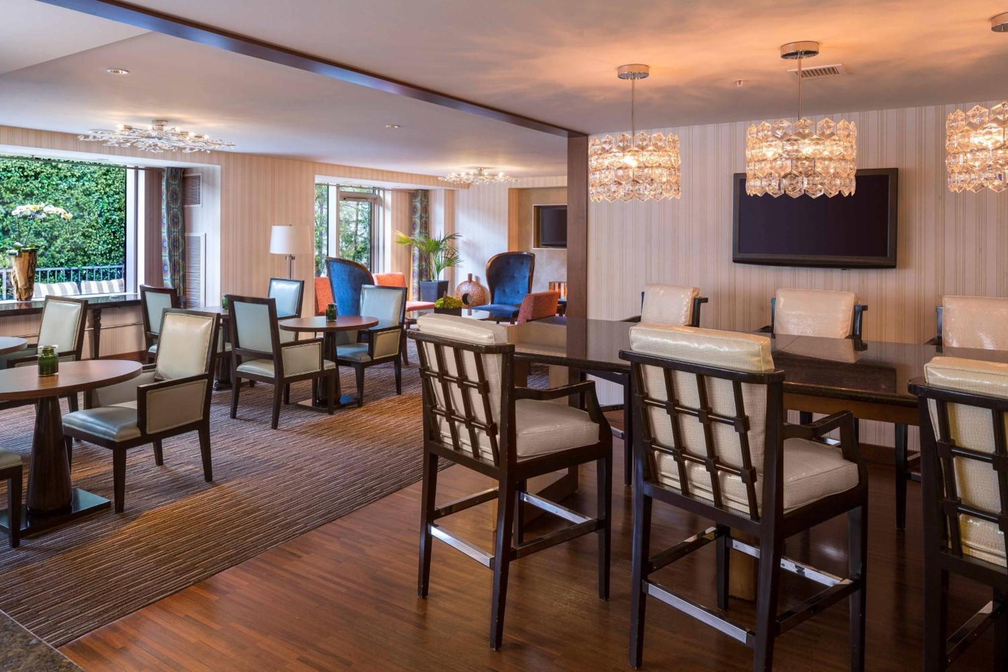 Zimmer mit Kingsize-Bett und Zugang zur Executive Lounge