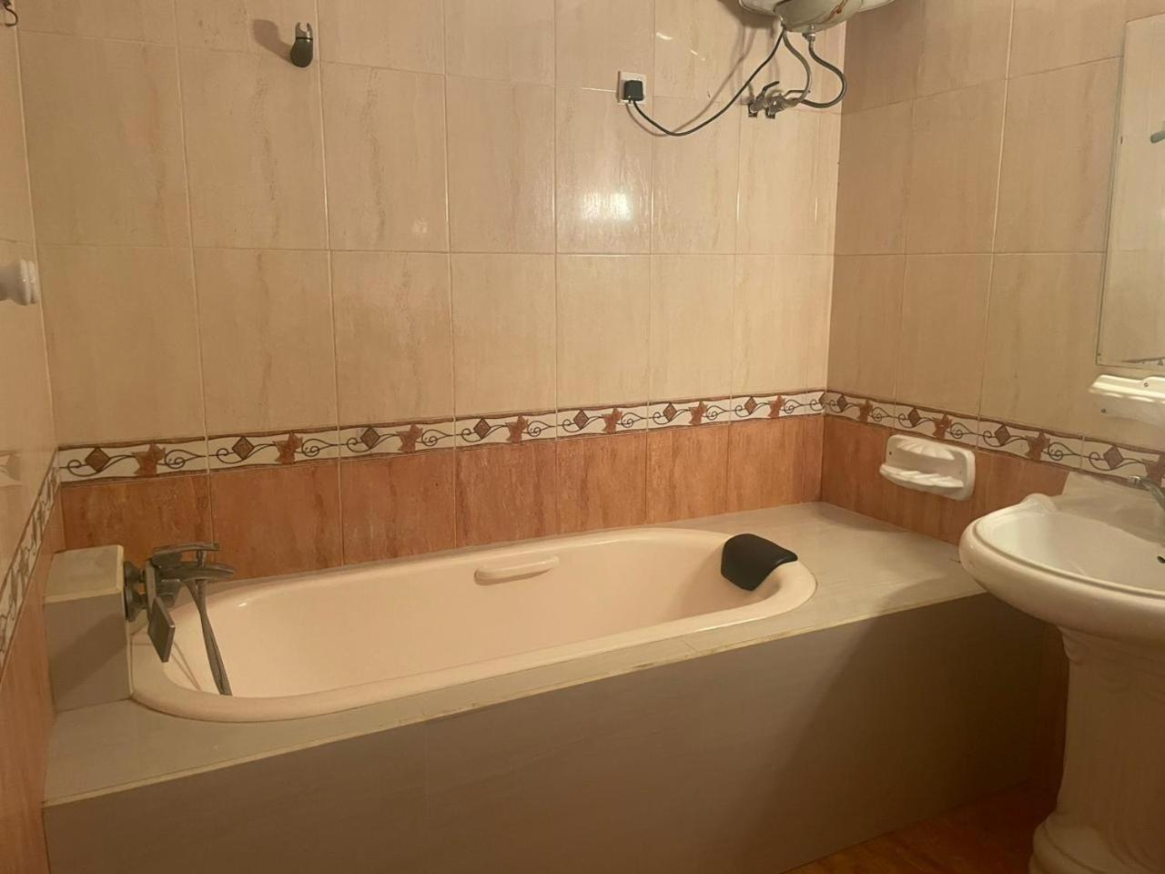 Zimmer mit Queensize-Bett und Gemeinschaftsbad
