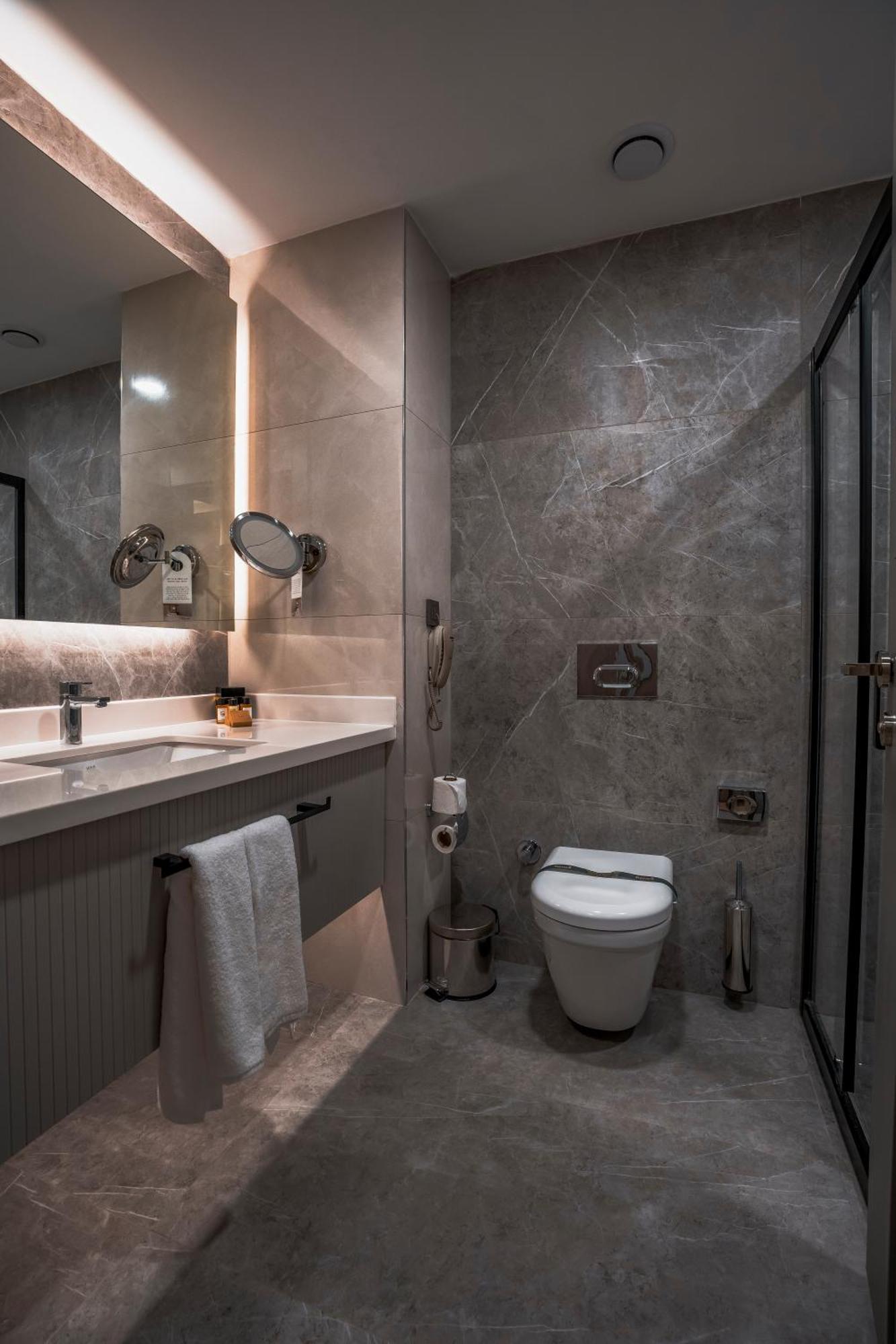 Zimmer mit Queensize-Bett und Poolblick