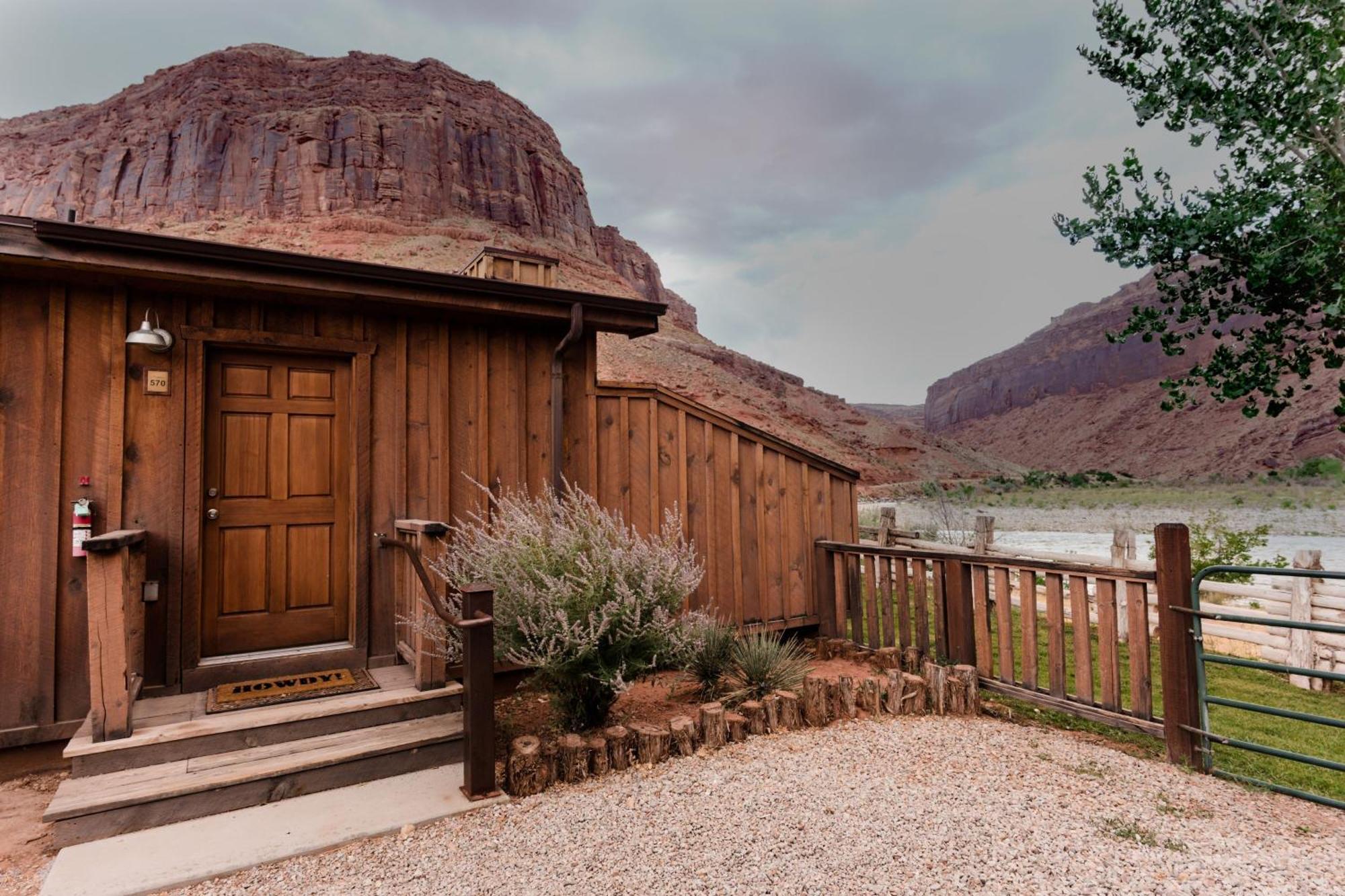 Riverfront Queen Cabin Two Bedroom Suite