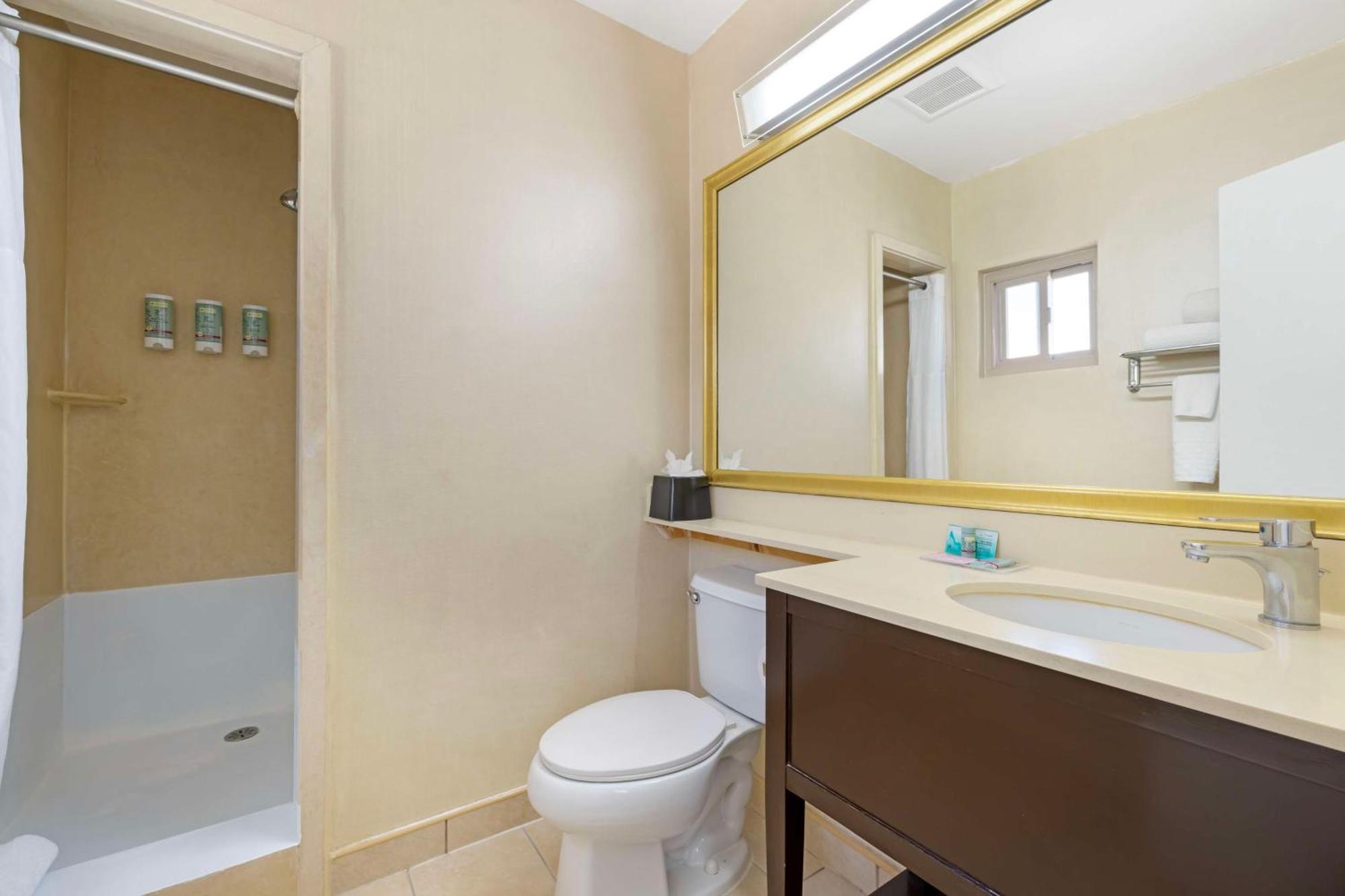 Zimmer mit Queensize-Bett und Badewanne - für Personen mit eingeschränkter Mobilität/Nichtraucher