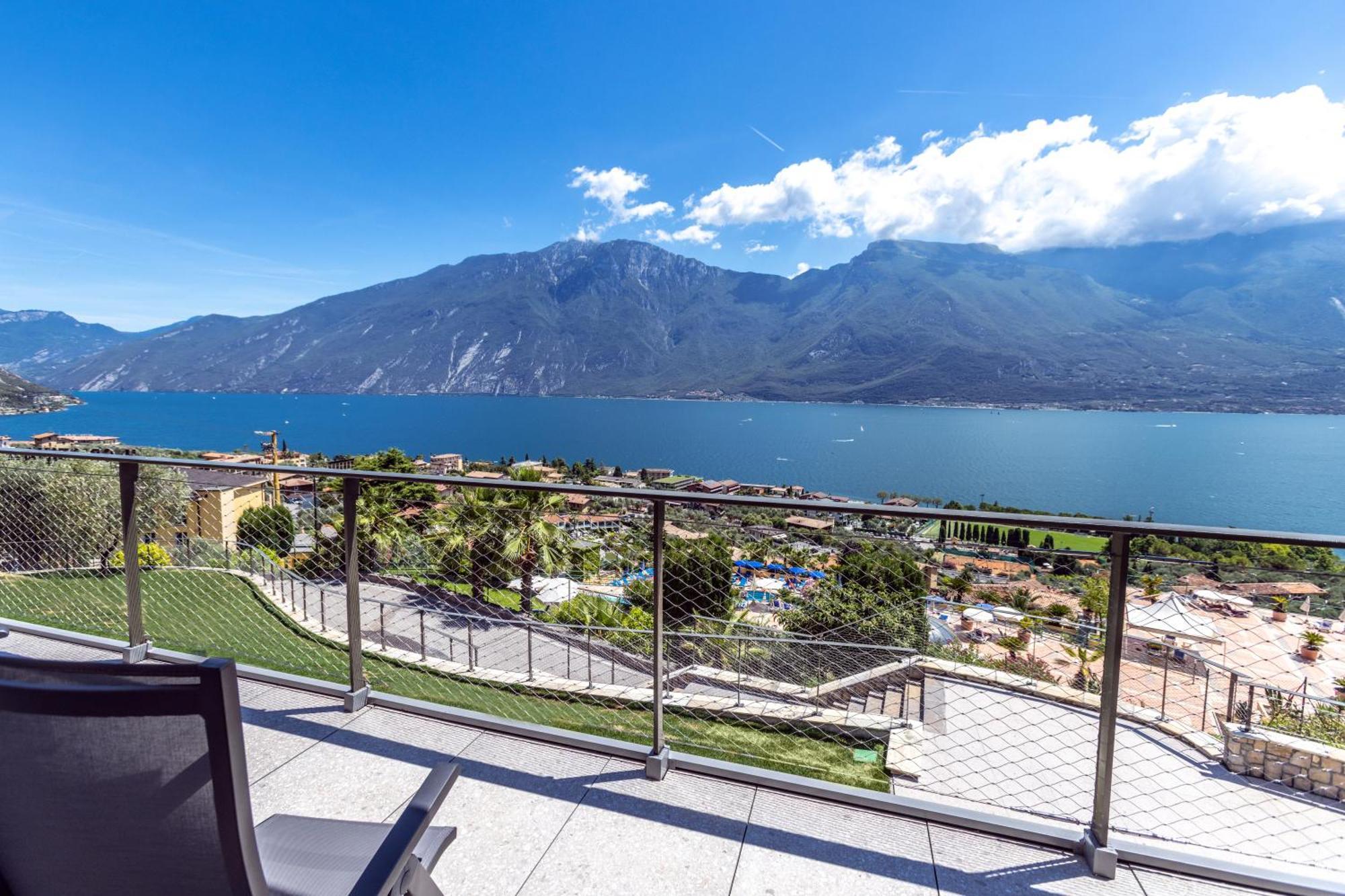 Suite mit Balkon, Seeblick und Whirlpool-Badewanne